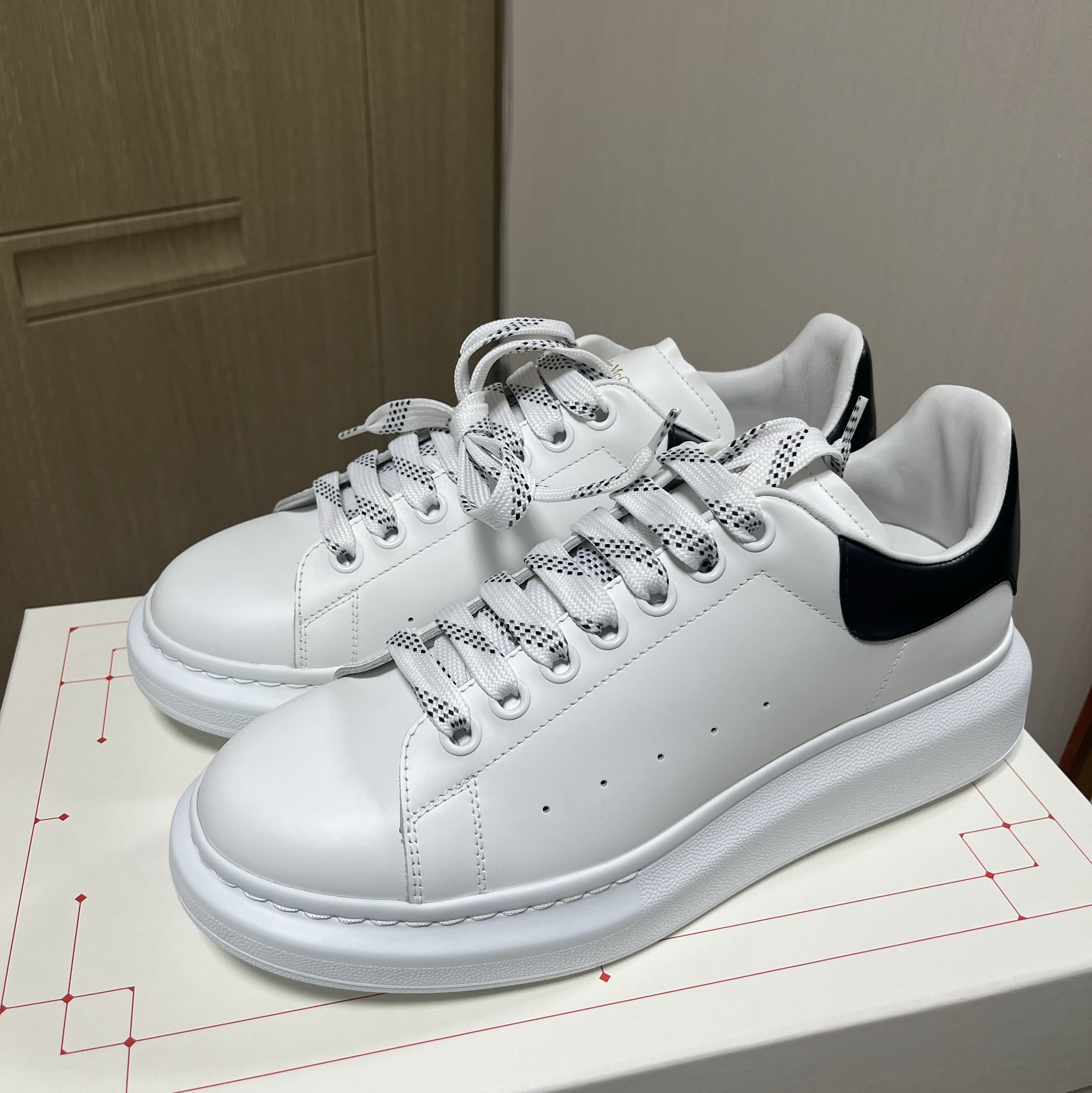 Alexander McQueen Oversized Sneakers White Black 착용 스타일 - 2