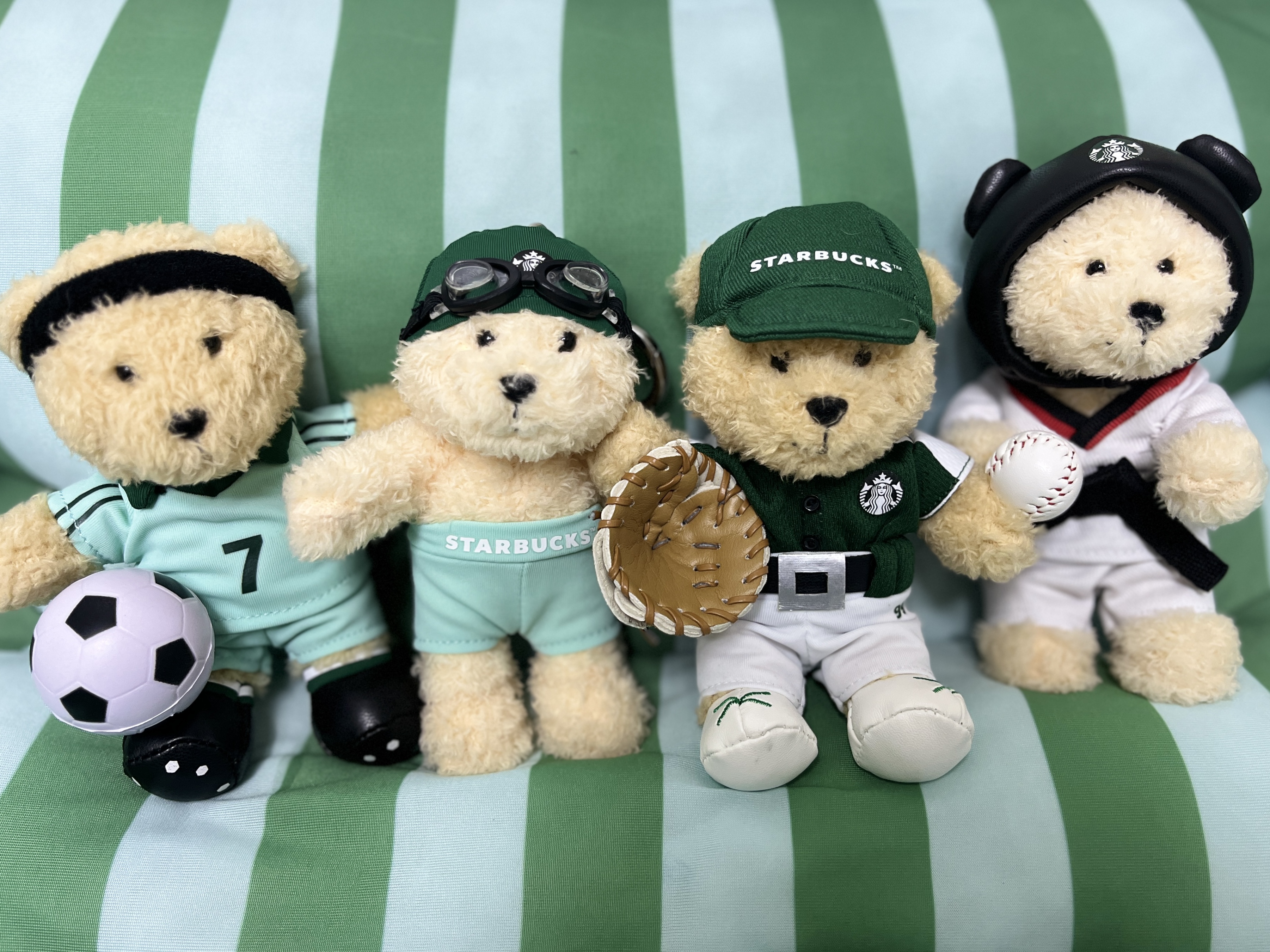 Starbucks Swimming Bearista Keychain, Starbucks Baseball Bearista Keychain 착용 스타일