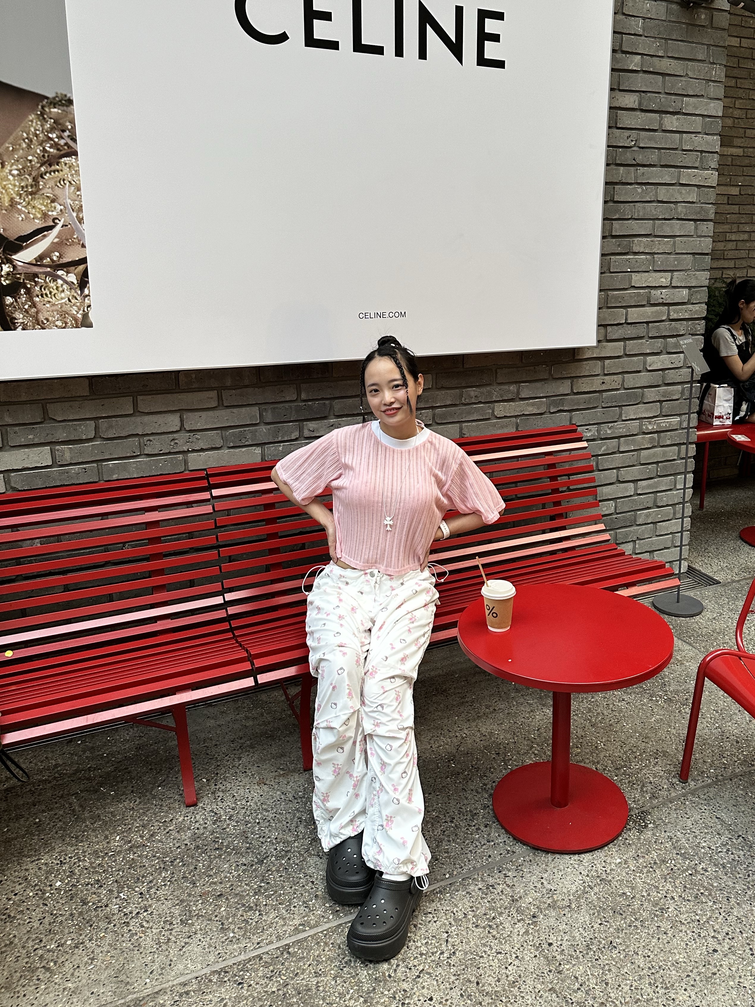 Open Yy x Hello Kitty Parachute Pants White, Crocs Stomp Clog Black 착용 스타일 - 4
