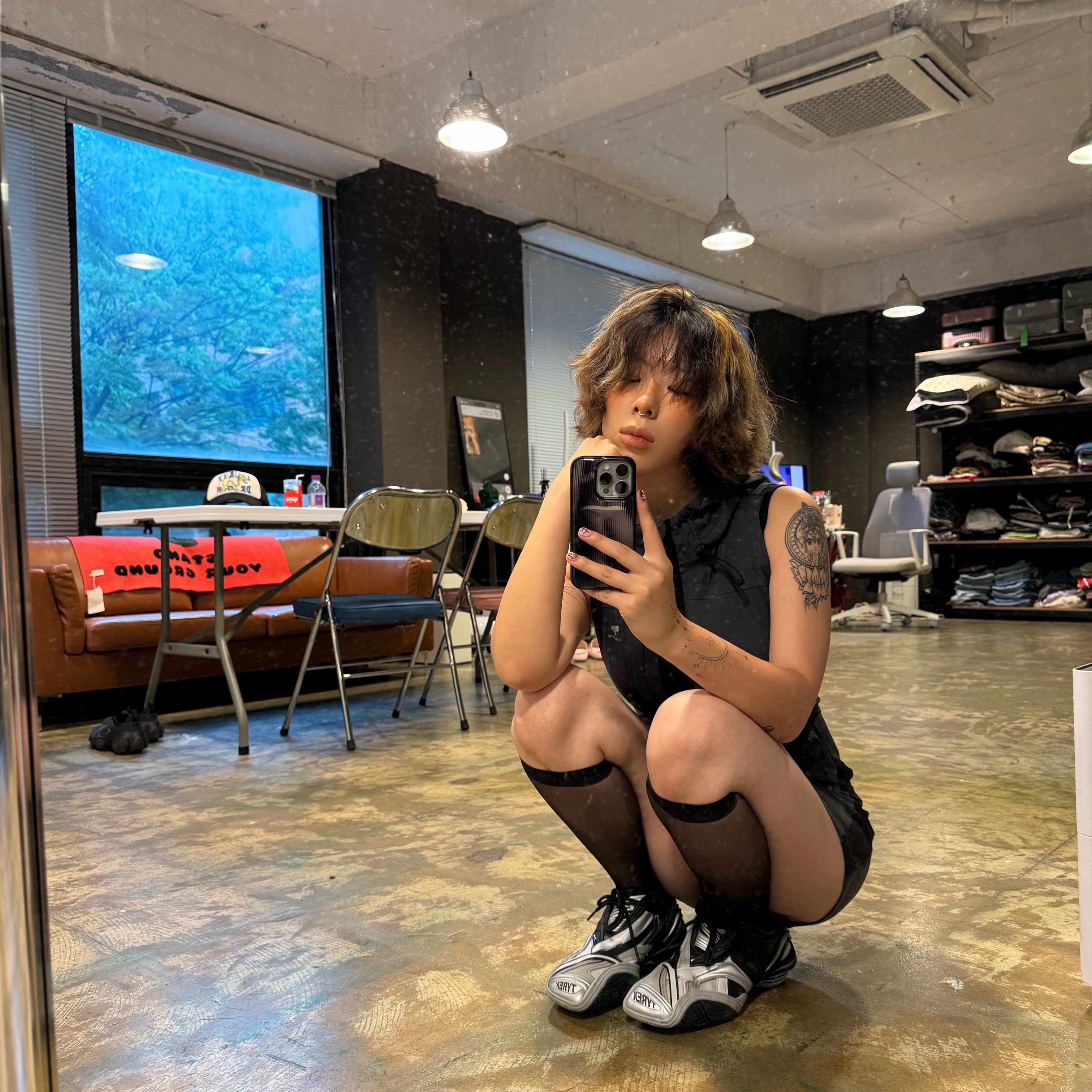 Balenciaga Tyrex Sneakers Black Grey 착용 스타일 - 1