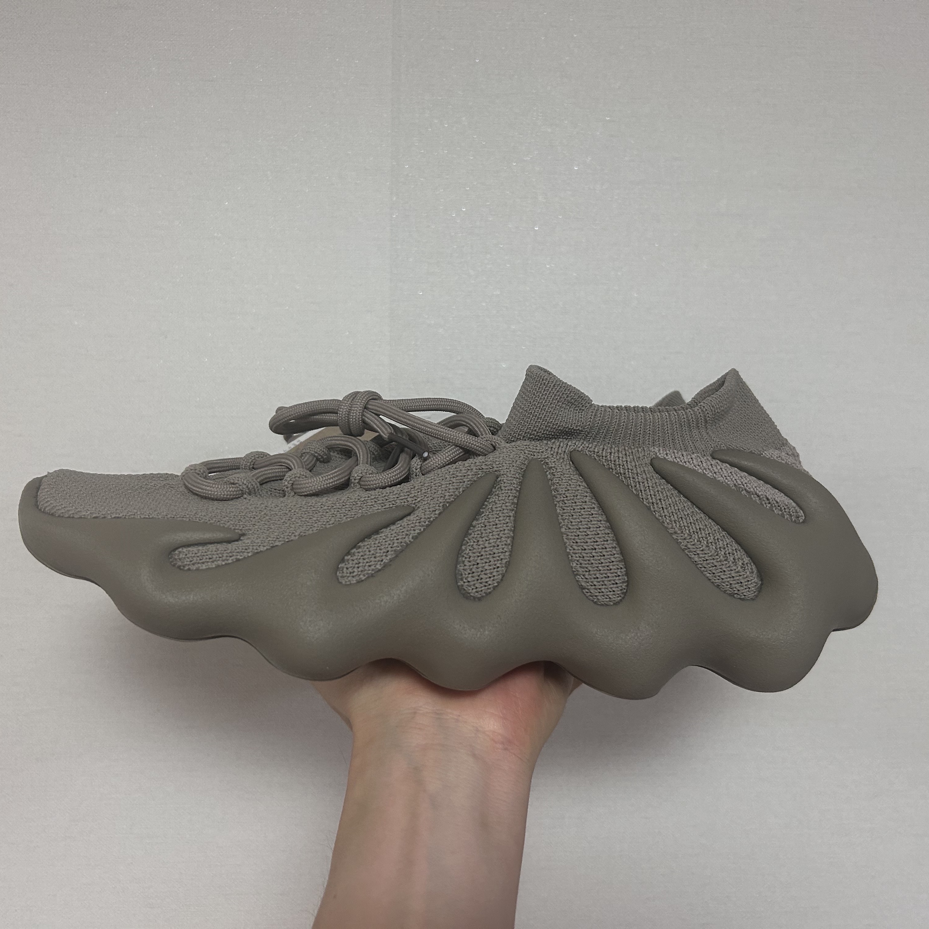 Adidas Yeezy 450 Stone Flax 착용 스타일 - 1