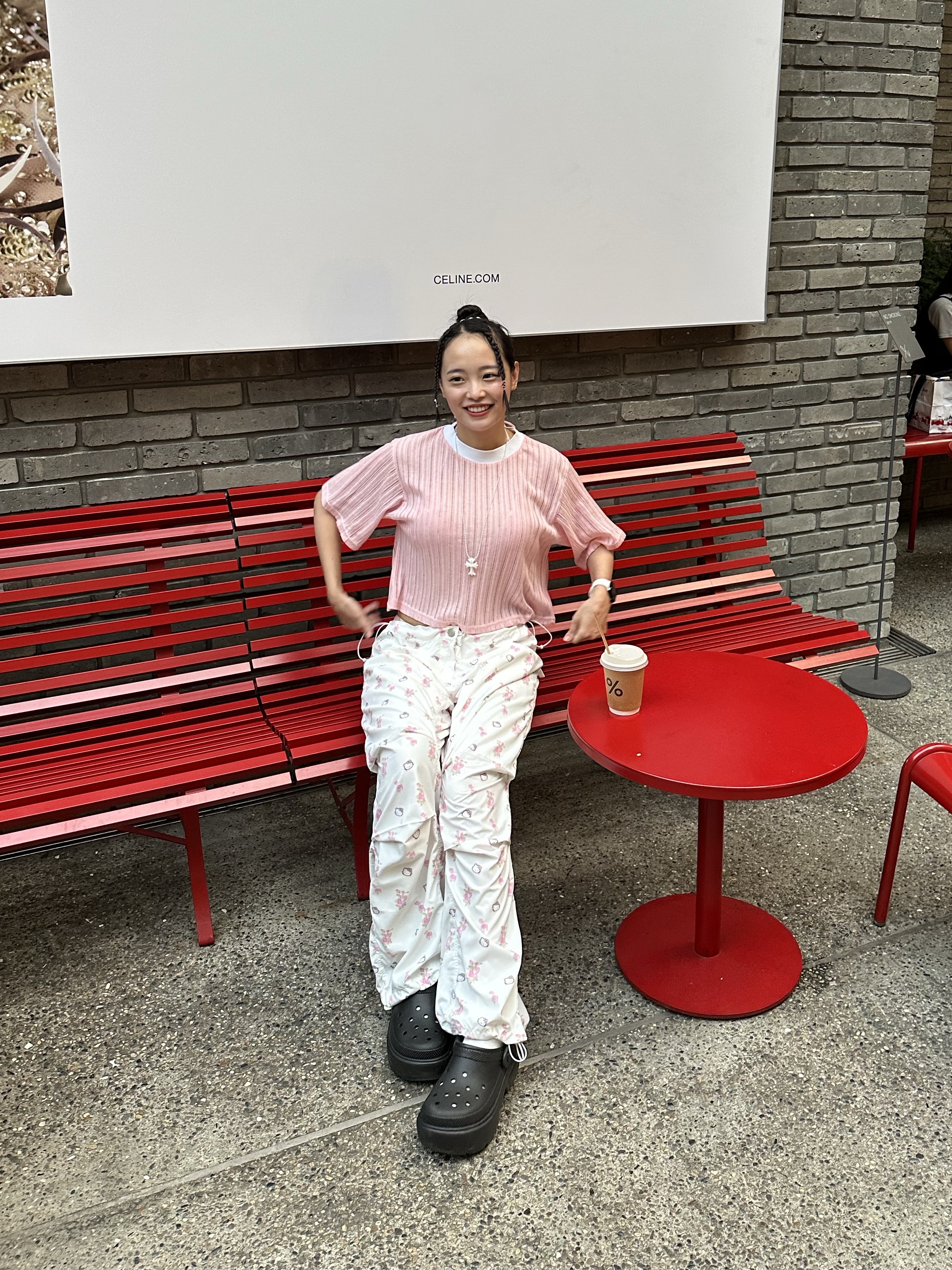 Open Yy x Hello Kitty Parachute Pants White, Crocs Stomp Clog Black 착용 스타일 - 5