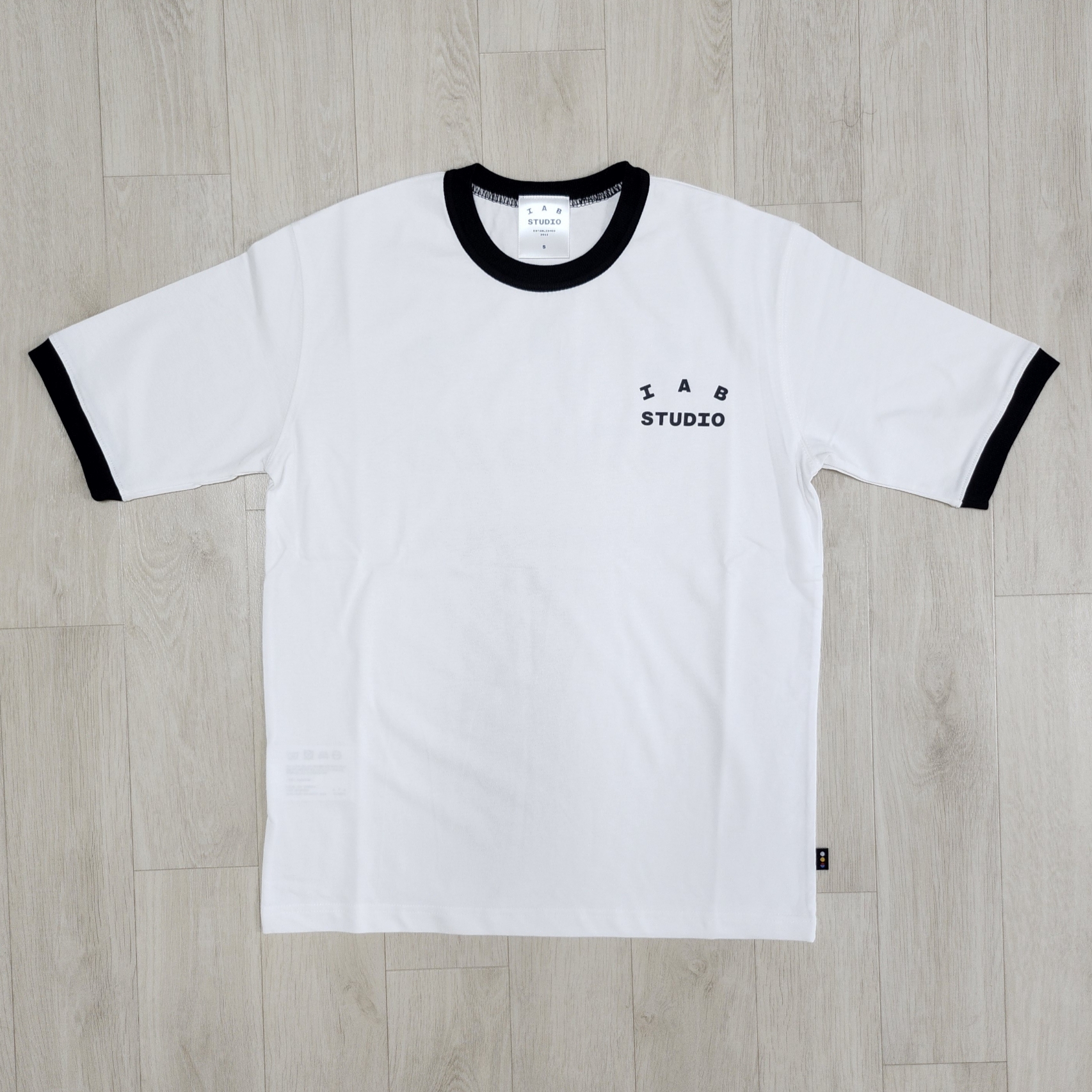 IAB Studio Established T-Shirt White Black 착용 스타일 - 1