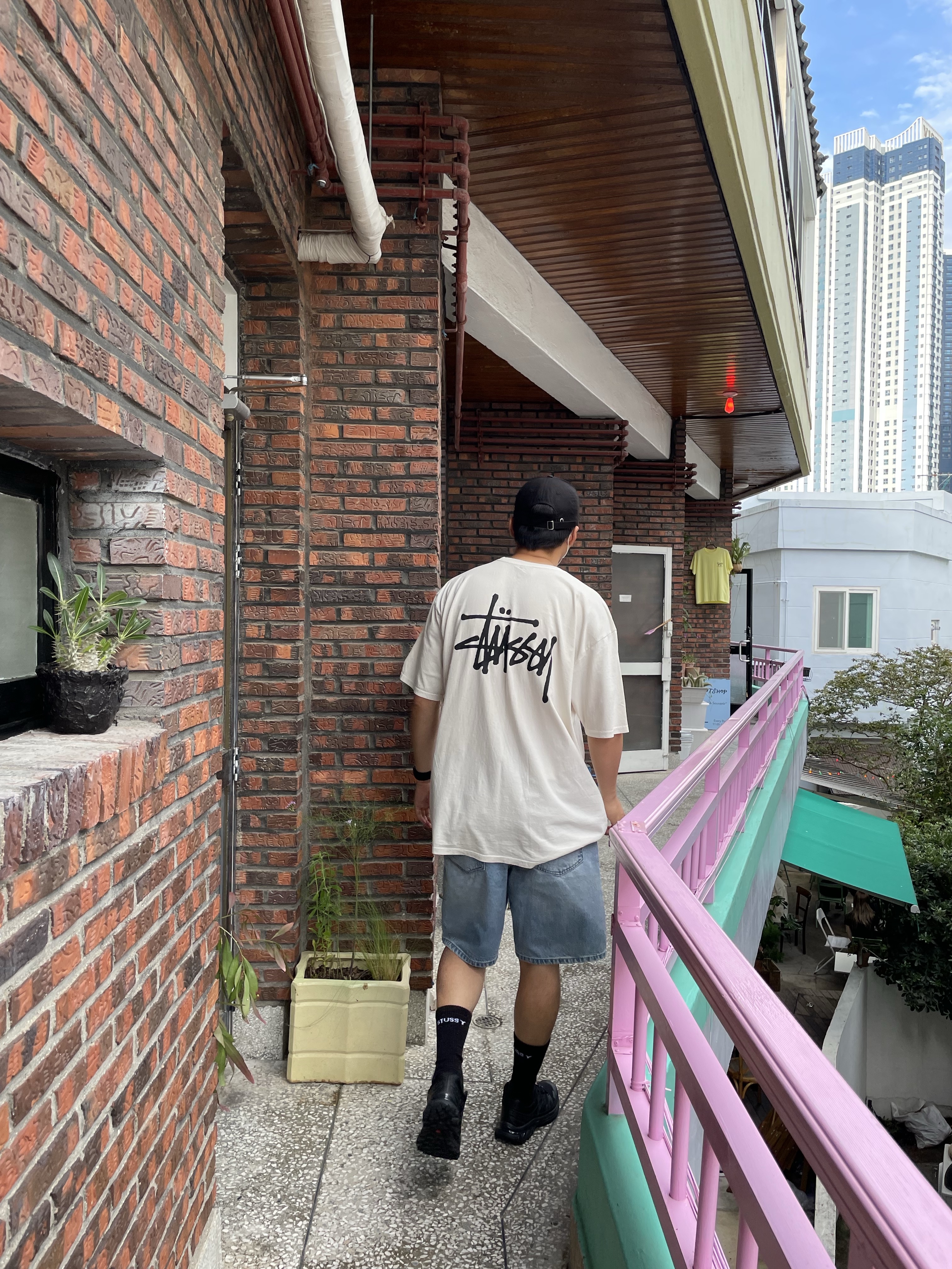 Stussy Basic Stussy Pigment Dyed T-Shirt Natural 2024, Nike x Stussy Everyday Plus Cushioned Crew Socks Black (3 Pack) 착용 스타일 - 1
