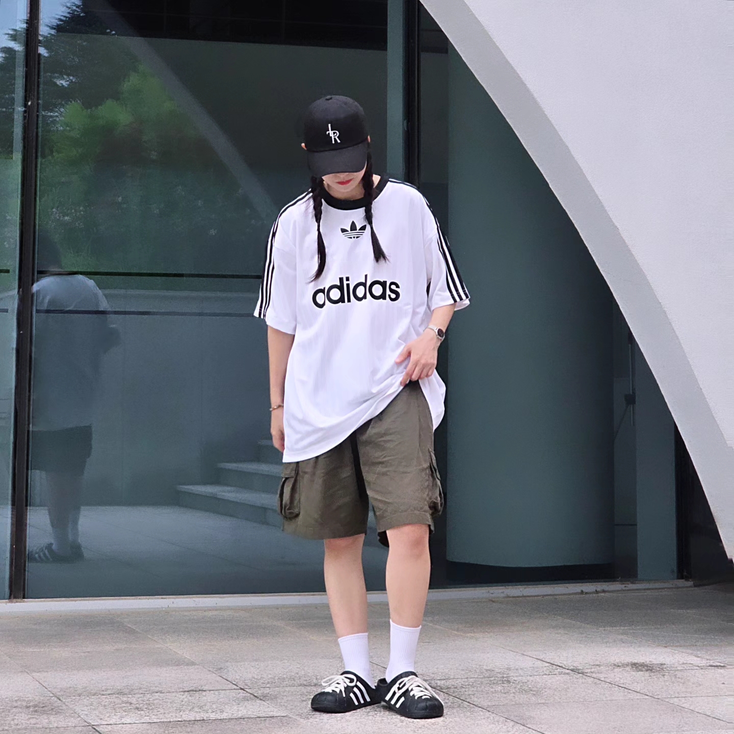 Adidas Adicolor T-Shirt White Black - KR Sizing, Adidas Adilette Clog Black White 착용 스타일 - 1