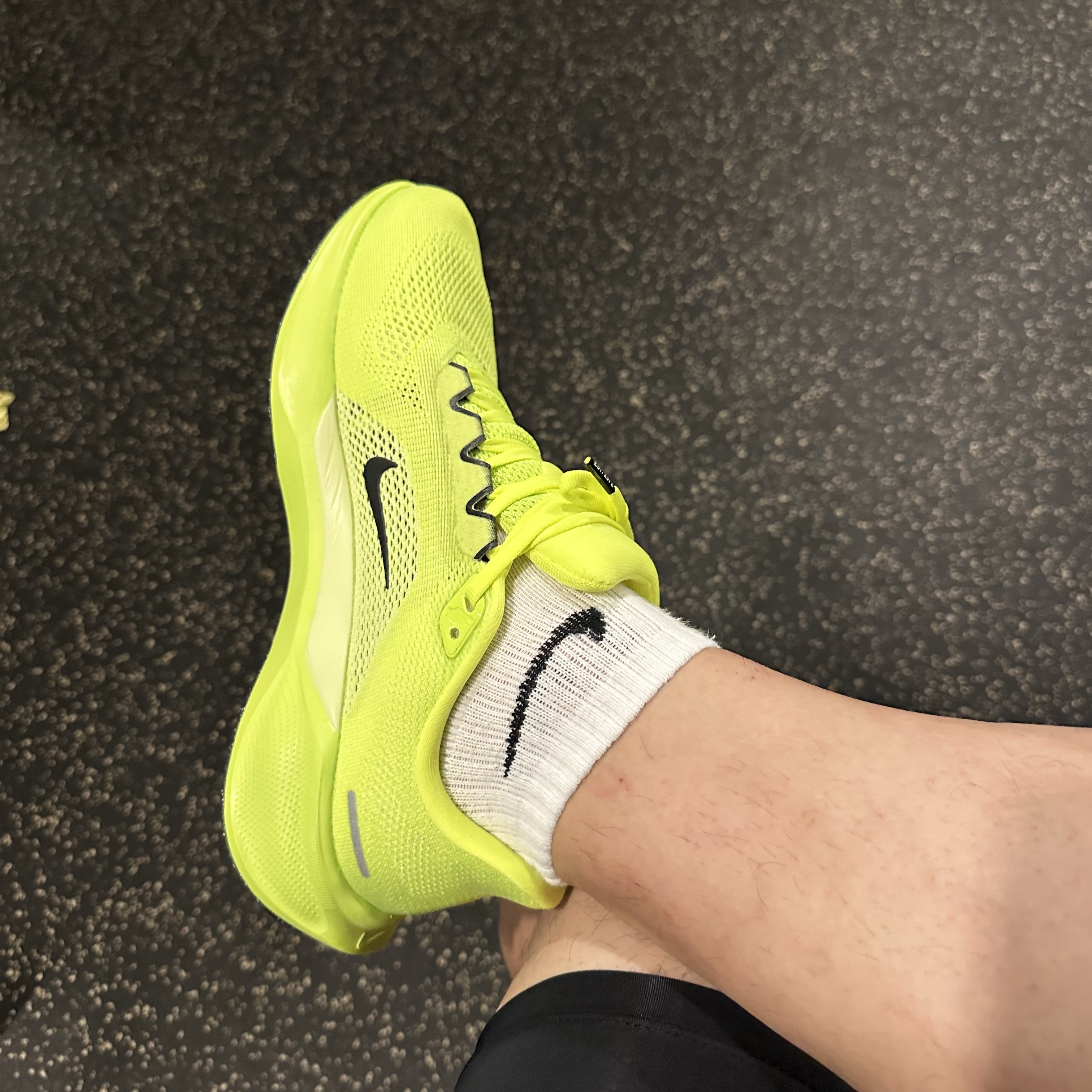 Nike Air Zoom Pegasus 41 Volt Barely Volt 착용 스타일 - 1