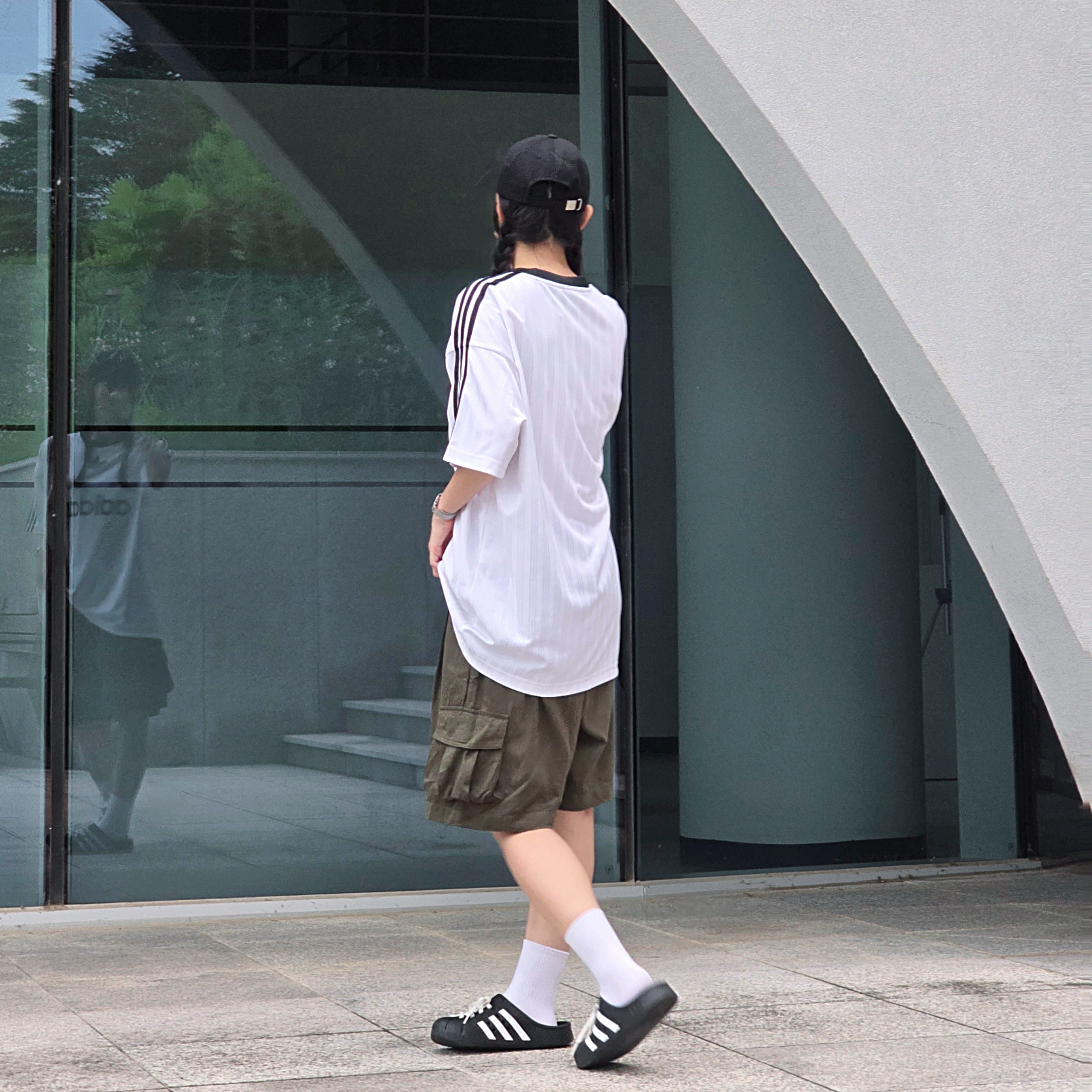 Adidas Adicolor T-Shirt White Black - KR Sizing, Adidas Adilette Clog Black White 착용 스타일 - 2