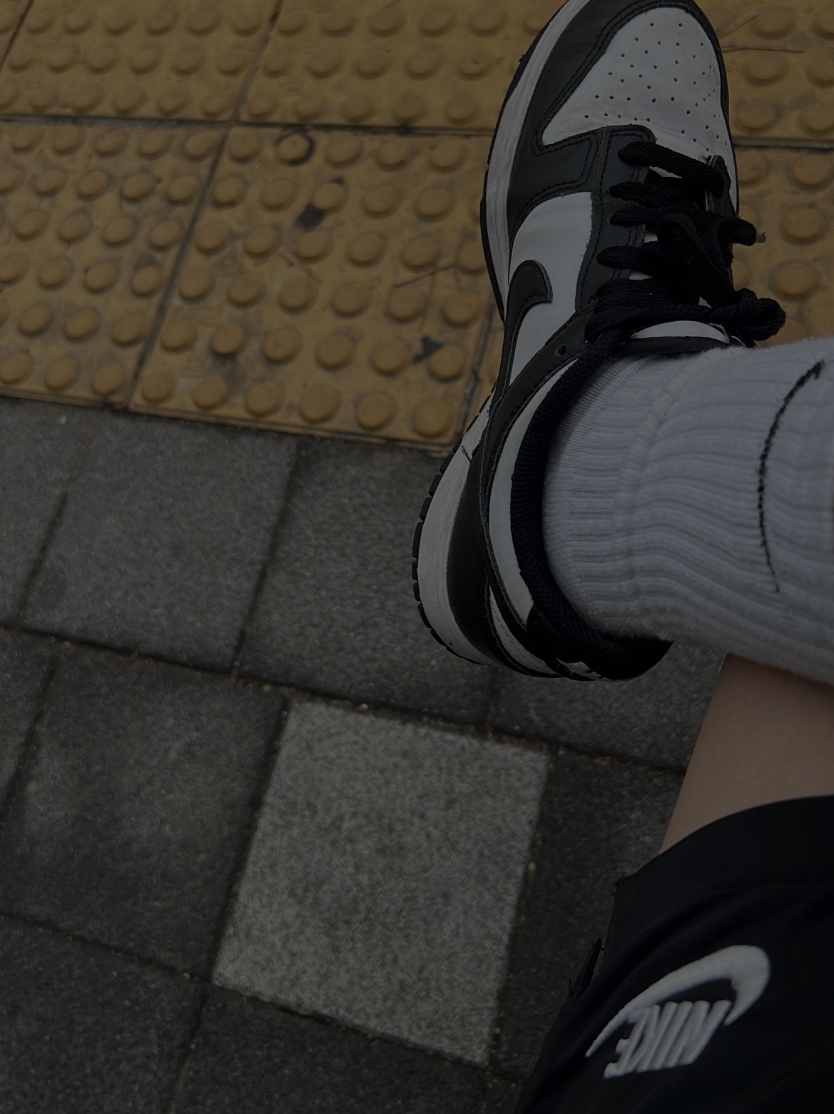 (W) Nike Dunk Low Black, Nike Everyday Lightweight Training Crew Socks White (3 Pack/Korean Ver.) 착용 스타일