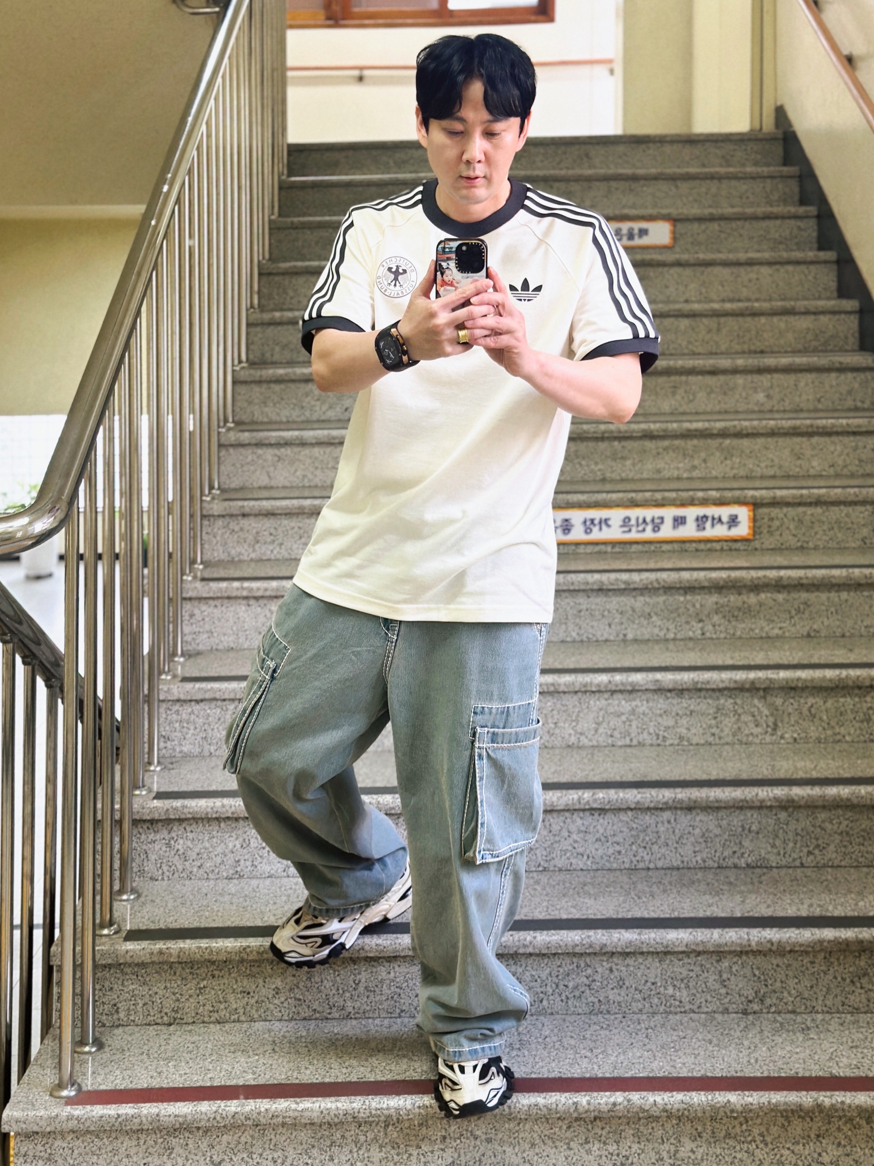 Adidas German Adicolor Classic 3-Stripes T-Shirt Off White - KR Sizing, True Religion Classic Cargo Pants Light Indigo 착용 스타일