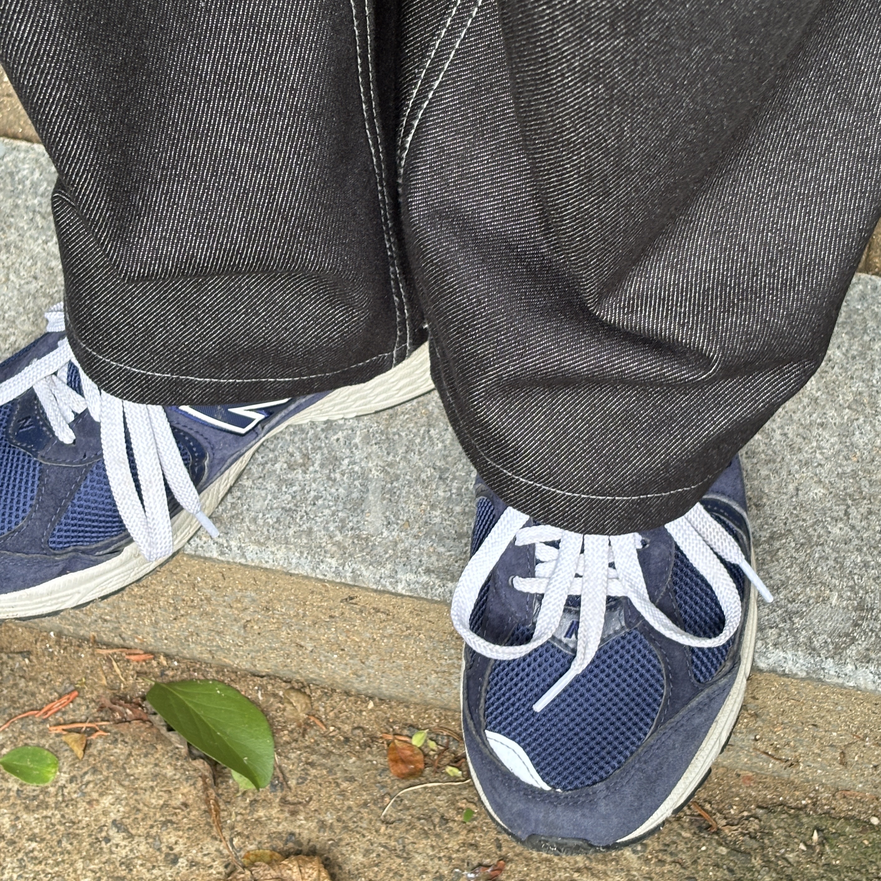 New Balance 2002R Navy 착용 스타일 - 3