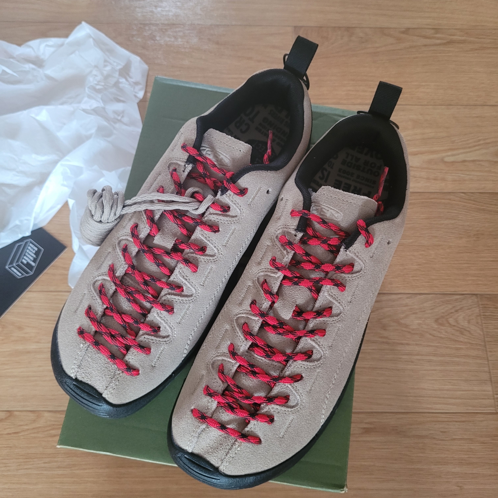 Keen Jasper Suede Sneakers Silver Mink 착용 스타일