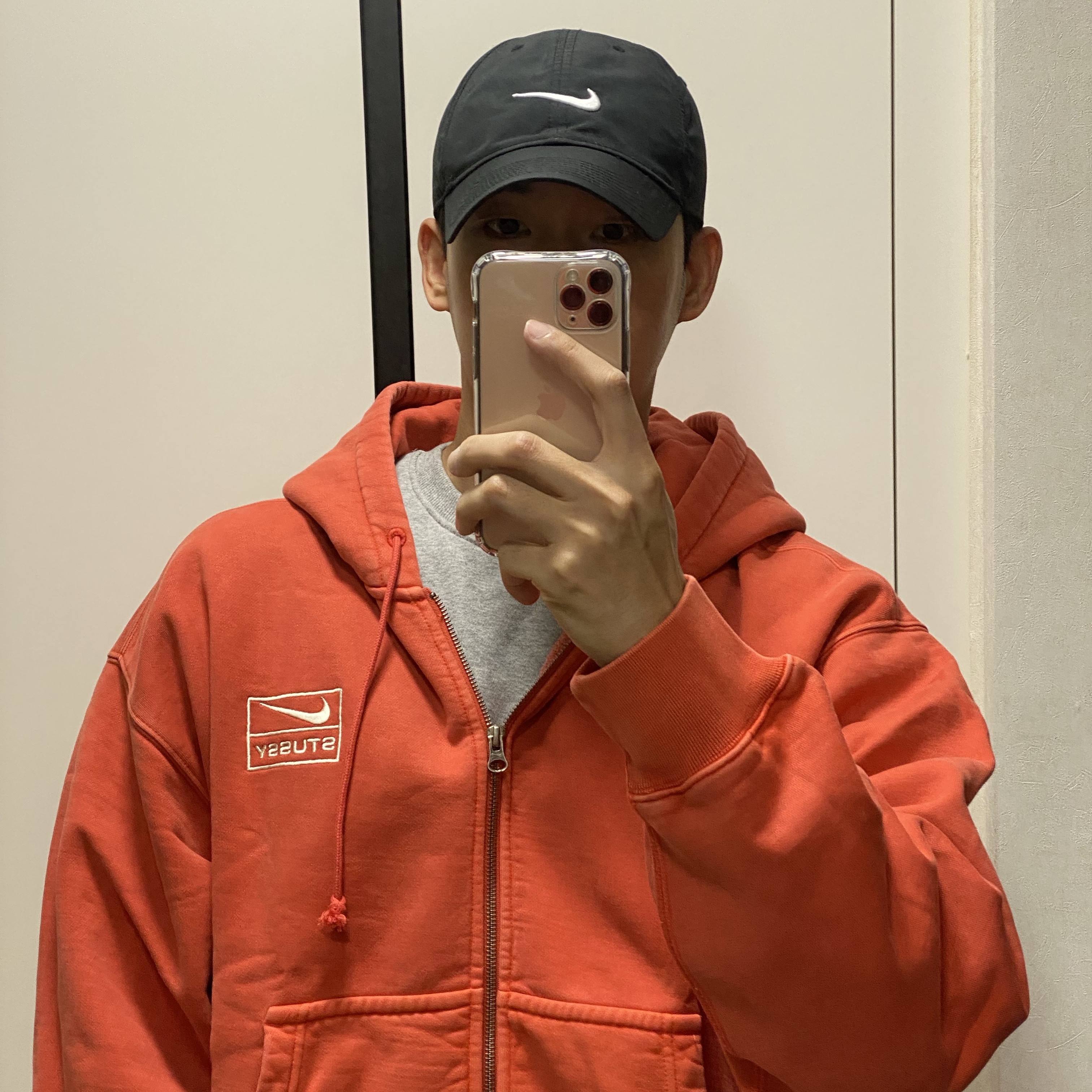 Nike x Stussy Full Zip Pigment Dyed Fleece Hoodie Habanero Red (FJ9161-642), Adidas Yeezy Boost 350 V2 Core Black Red 2022/2023 착용 스타일 - 1