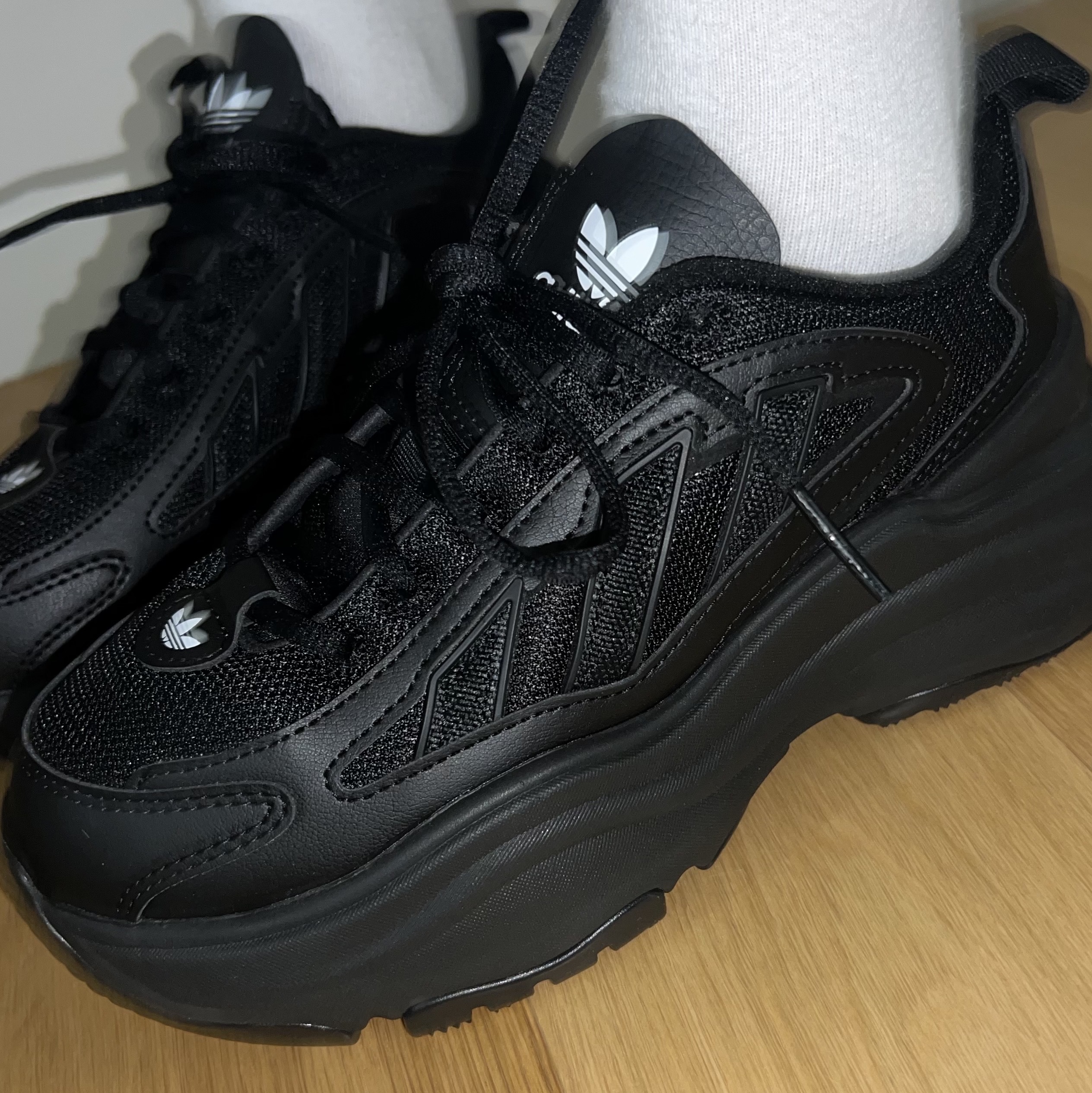 (W) Adidas Ozgaia Core Black 착용 스타일 - 2
