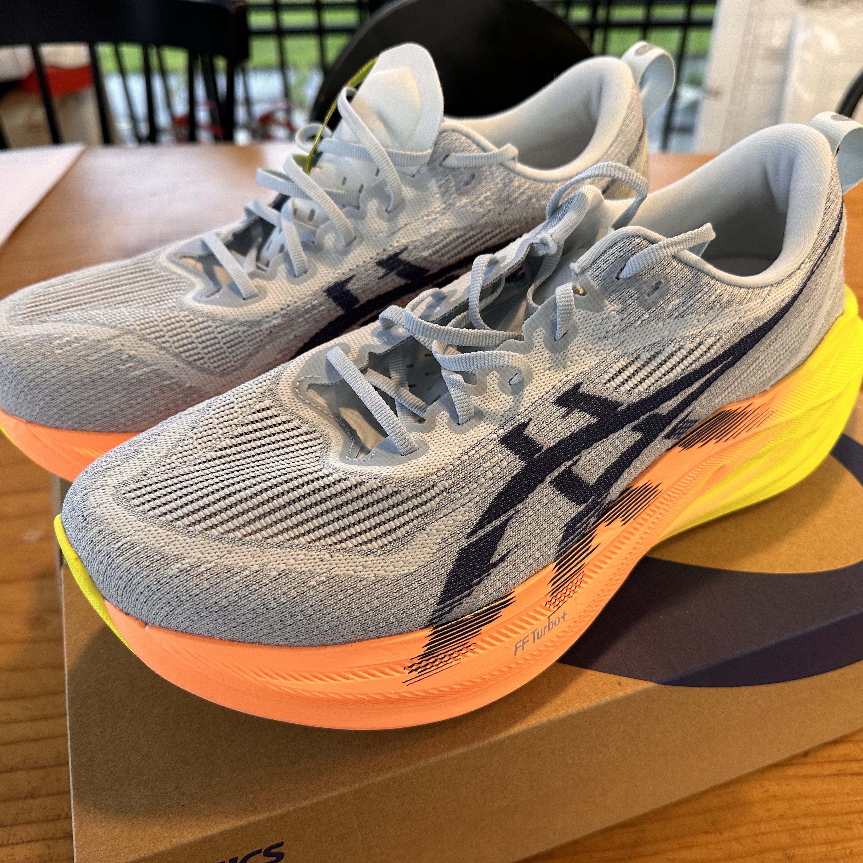 Asics Superblast 2 Paris Cool Grey Safety Yellow 착용 스타일