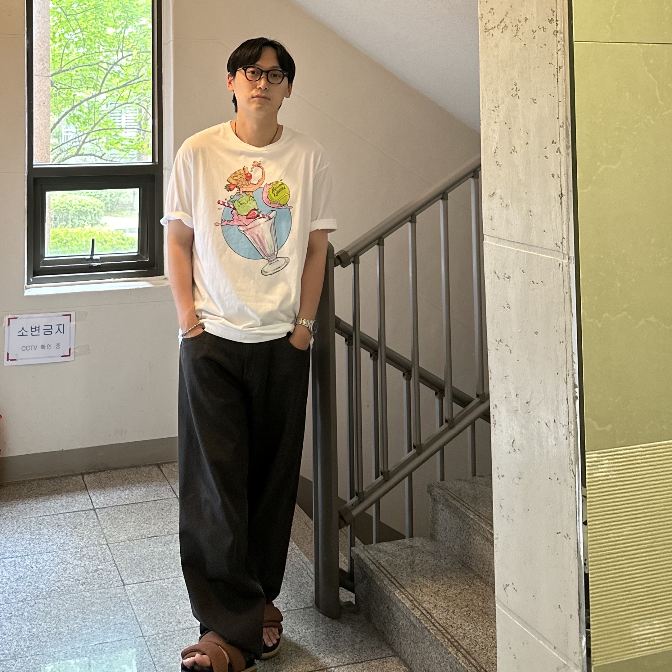 Maison Kitsune Fox Head Patch Classic T-Shirt White, MM6 Maison Margiela Destroyed Wide Denim Pants Black 착용 스타일 - 1
