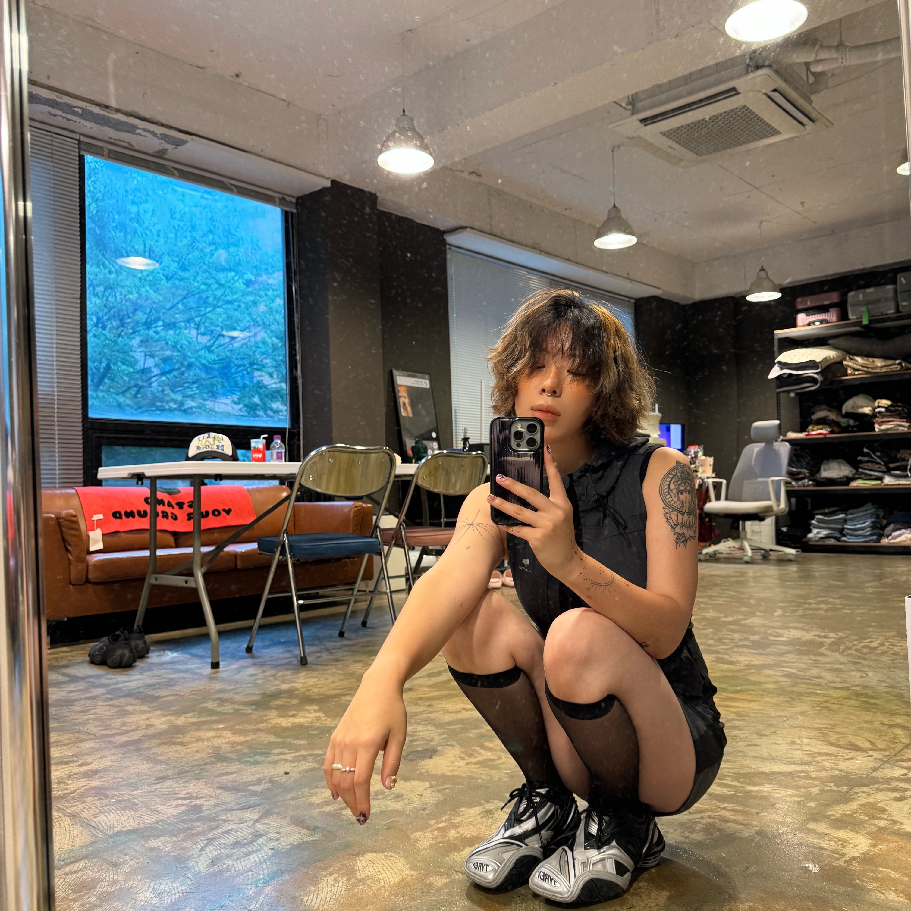Balenciaga Tyrex Sneakers Black Grey 착용 스타일 - 2