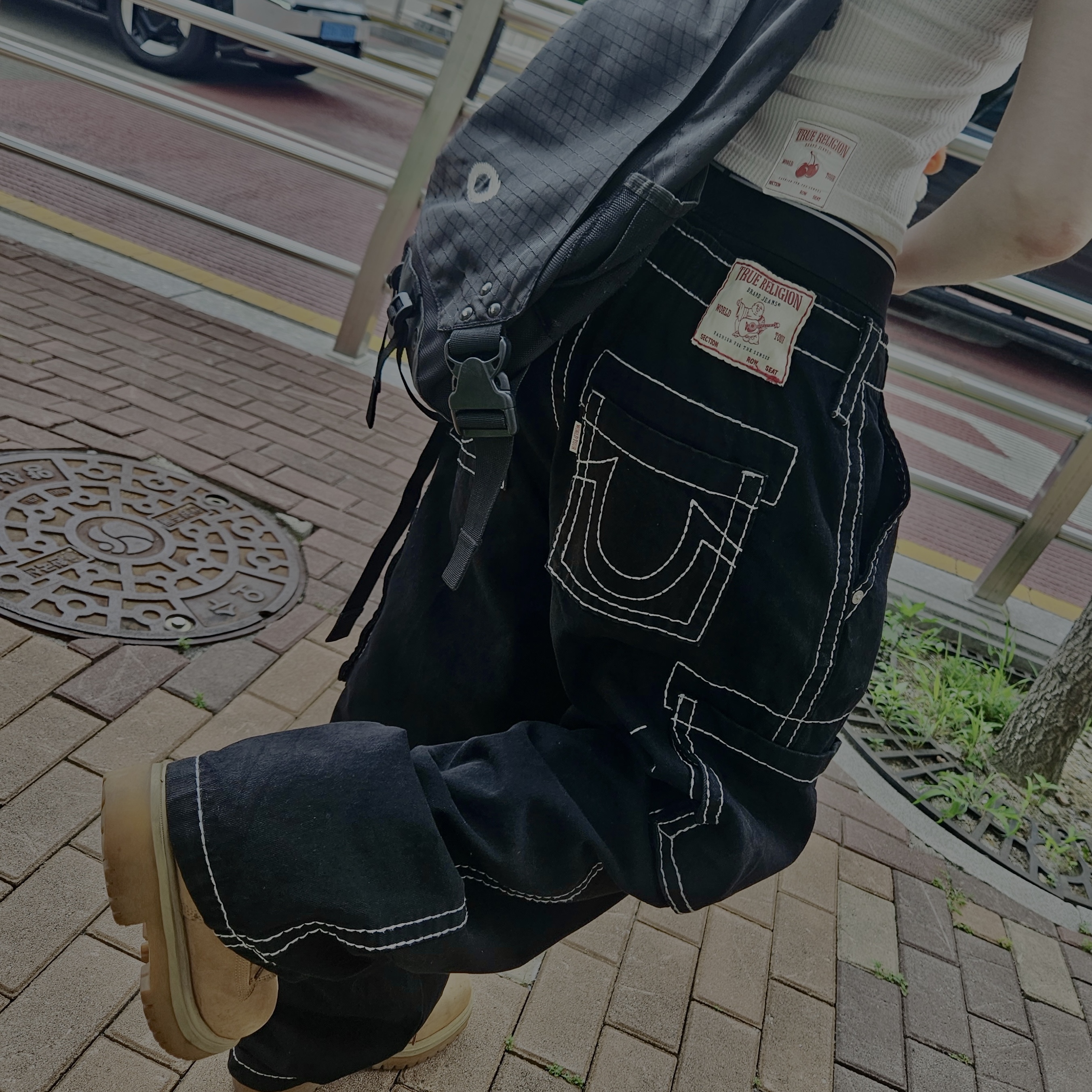 True Religion Classic Cargo Pants Mk-2 Black, True Religion x KIRSH Tight Sleeveless White 착용 스타일 - 3