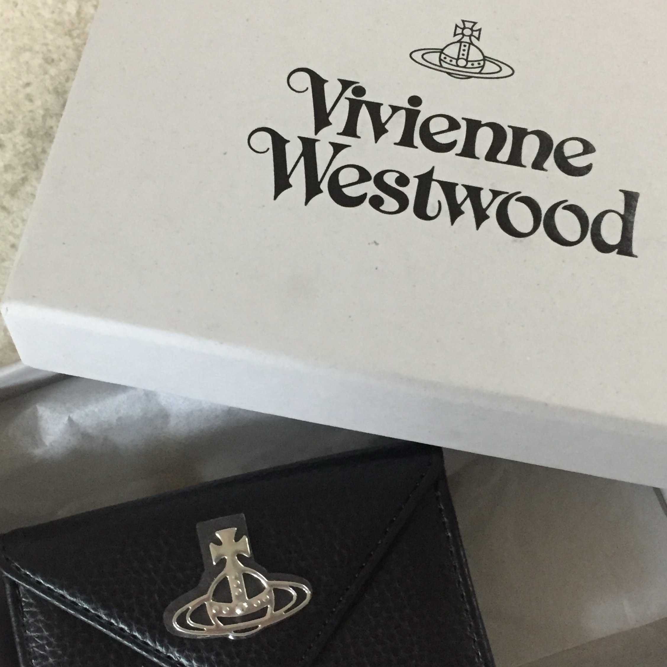 Vivienne Westwood Re-Vegan Grain Envelope Bill Fold with Pocket Black, BAPE 1st Camo Nyc Logo T-Shirt White 착용 스타일 - 1