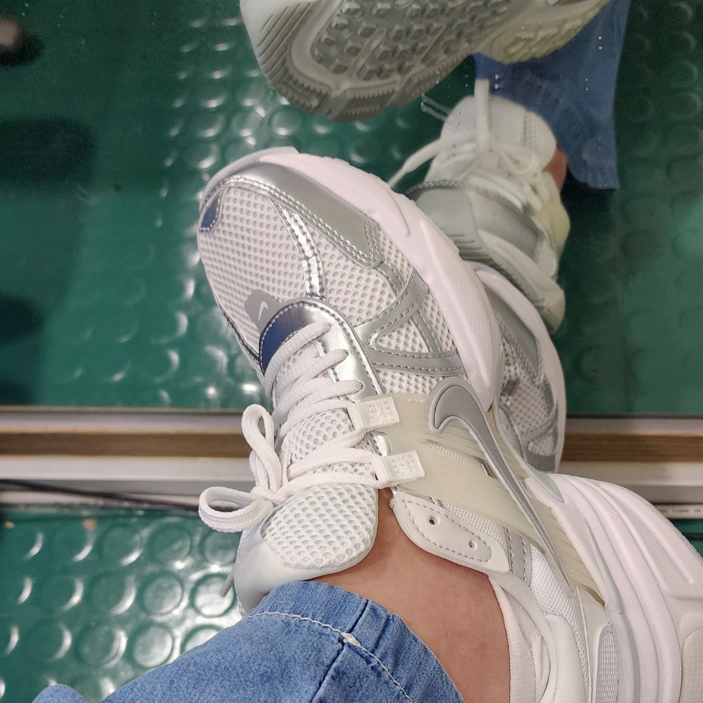 Nike V2K Run Metallic Silver White 착용 스타일 - 4