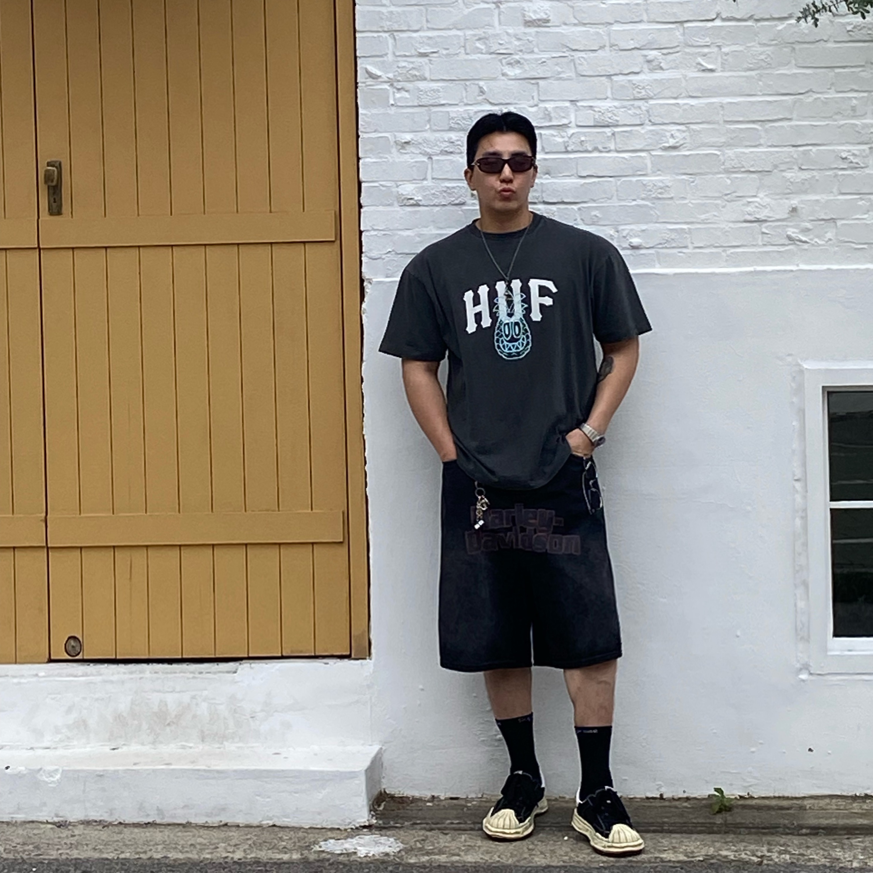 HUF x Reddy Pinnacle T-Shirt Charcoal, Supreme Hanes Crew Socks Black (4 Pack) 착용 스타일 - 3