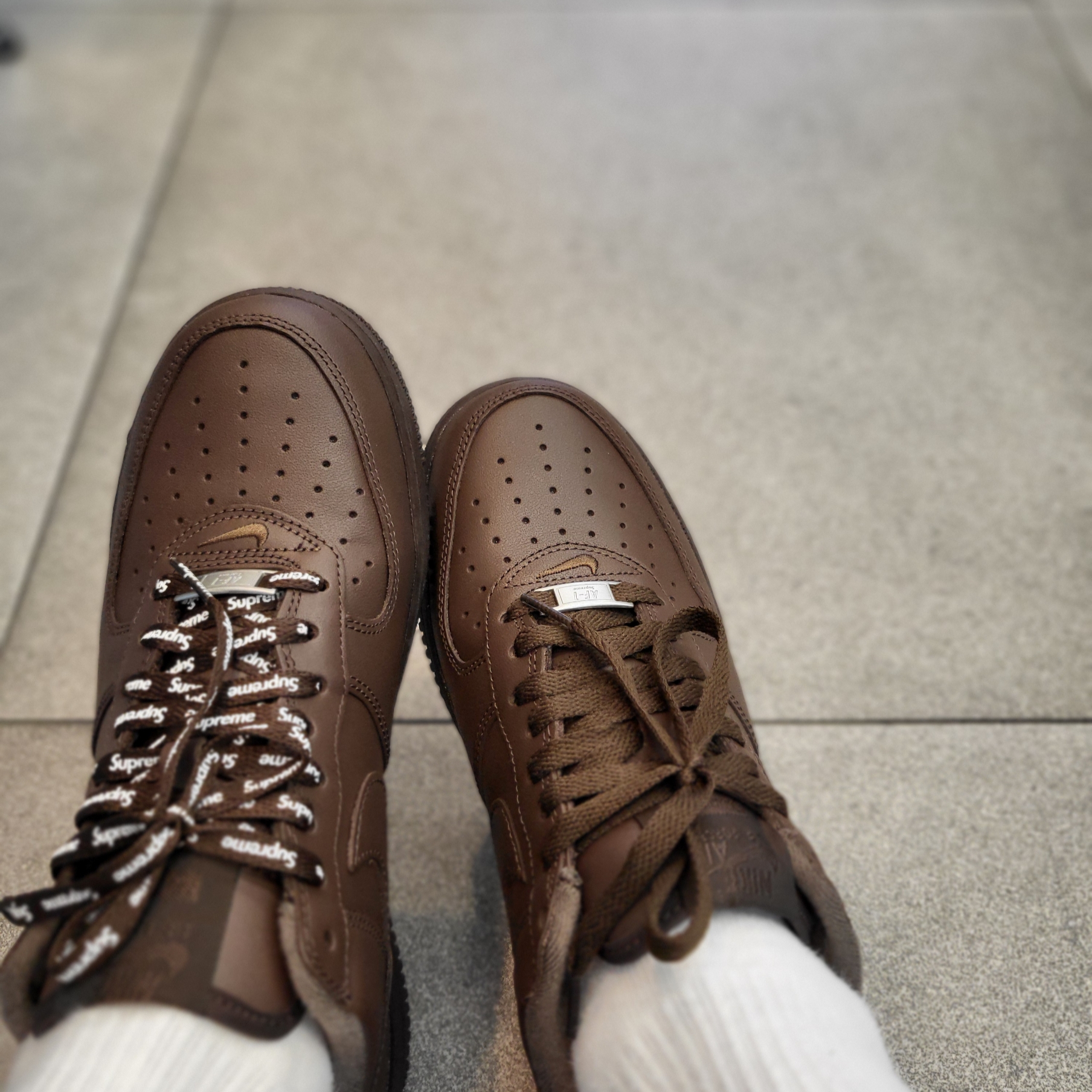 Nike x Supreme Air Force 1 Low Baroque Brown 착용 스타일 - 2