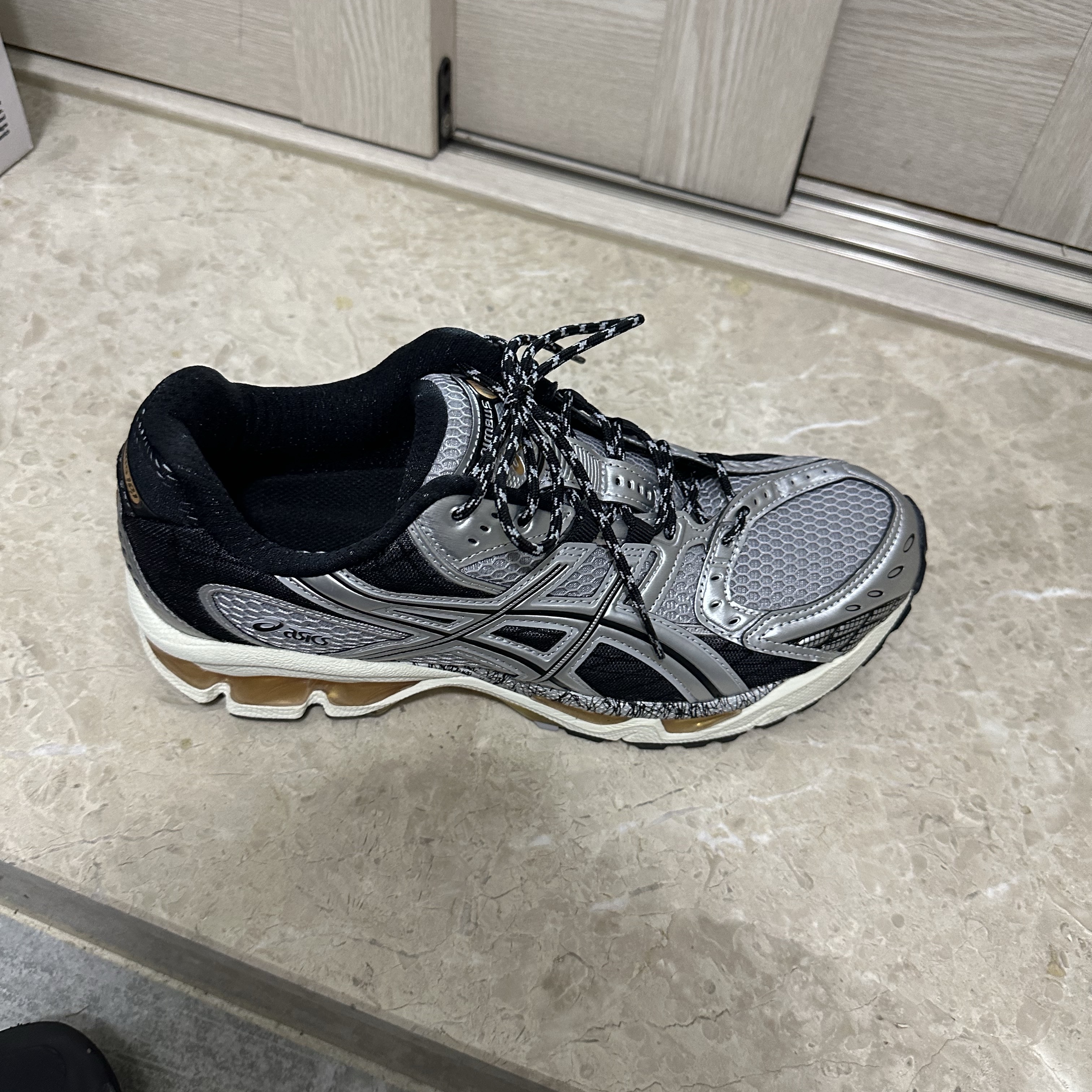 Asics Gel-Nimbus 10.1 Piedmont Grey Pure Silver 착용 스타일