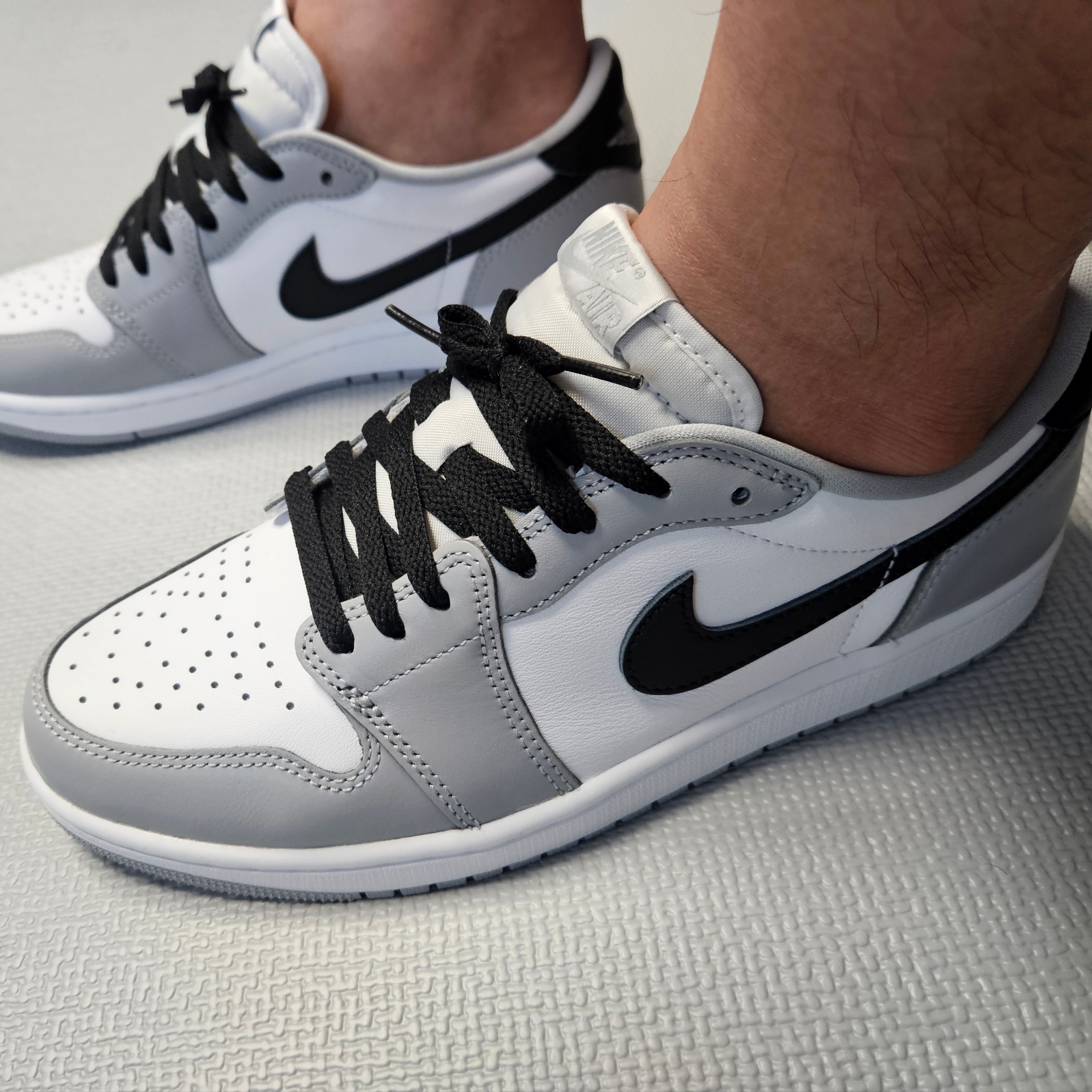 Jordan 1 Retro Low OG Wolf Grey and White 착용 스타일
