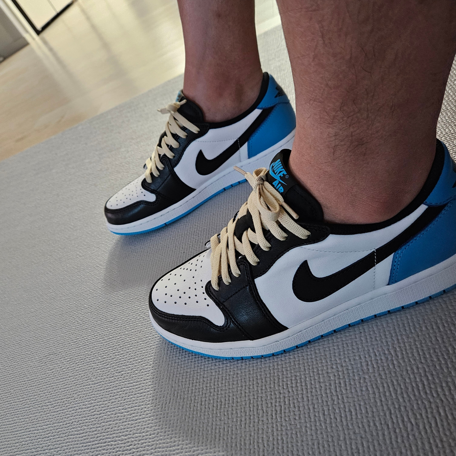 Jordan 1 Retro Low OG Black and Dark Powder Blue 착용 스타일 - 1