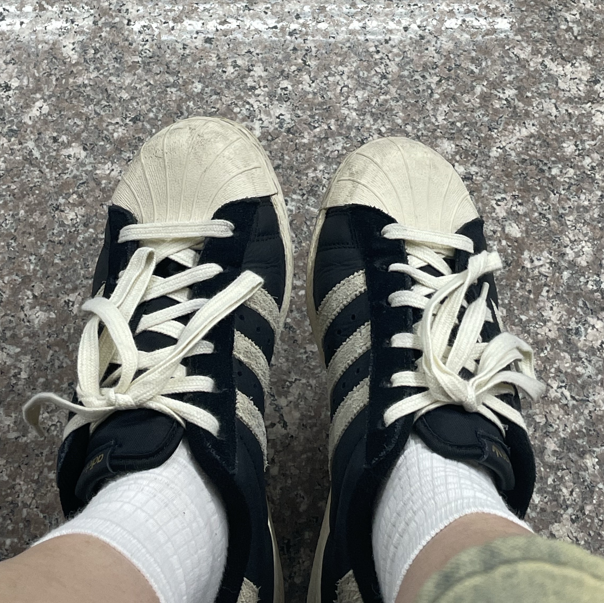 Adidas Superstar 82 Black White 착용 스타일