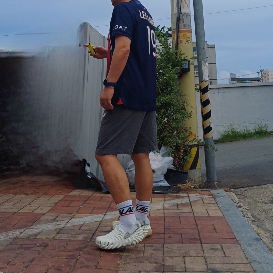 Crocs x Salehe Bembury Pollex Clog Stratus 착용 스타일