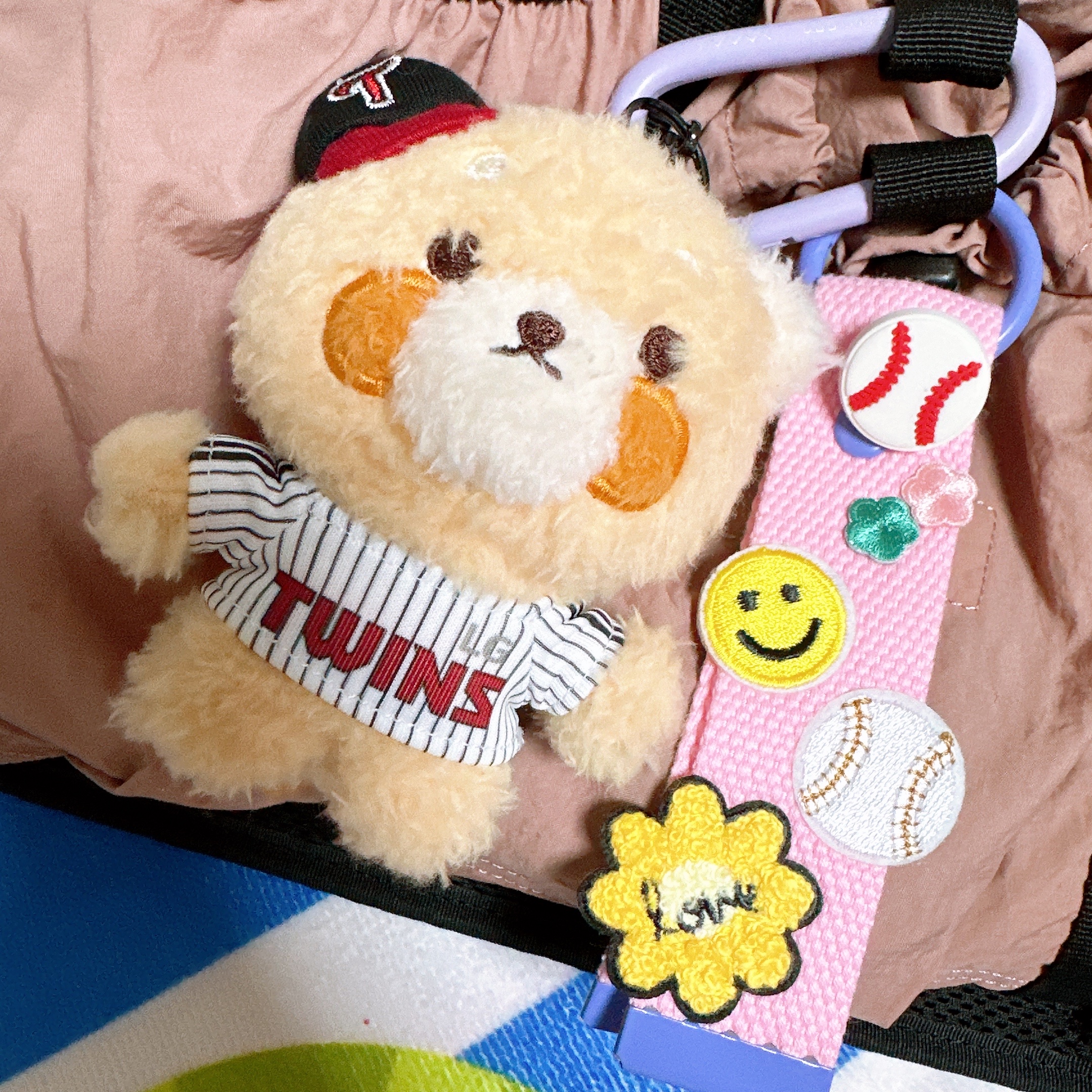Lessey & Friends x KBO The Strongest Lessey Stuffed Toy Keyring LG Twins 착용 스타일 - 2