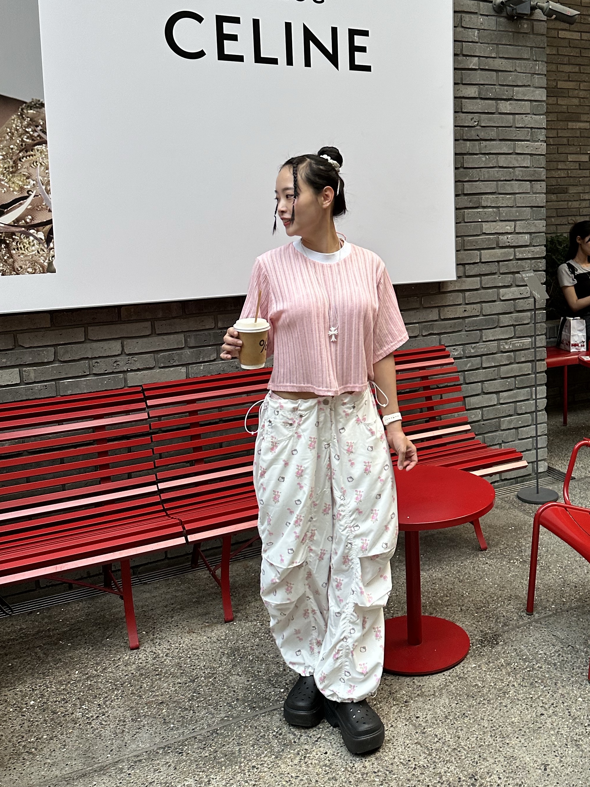 Open Yy x Hello Kitty Parachute Pants White, Crocs Stomp Clog Black 착용 스타일 - 2