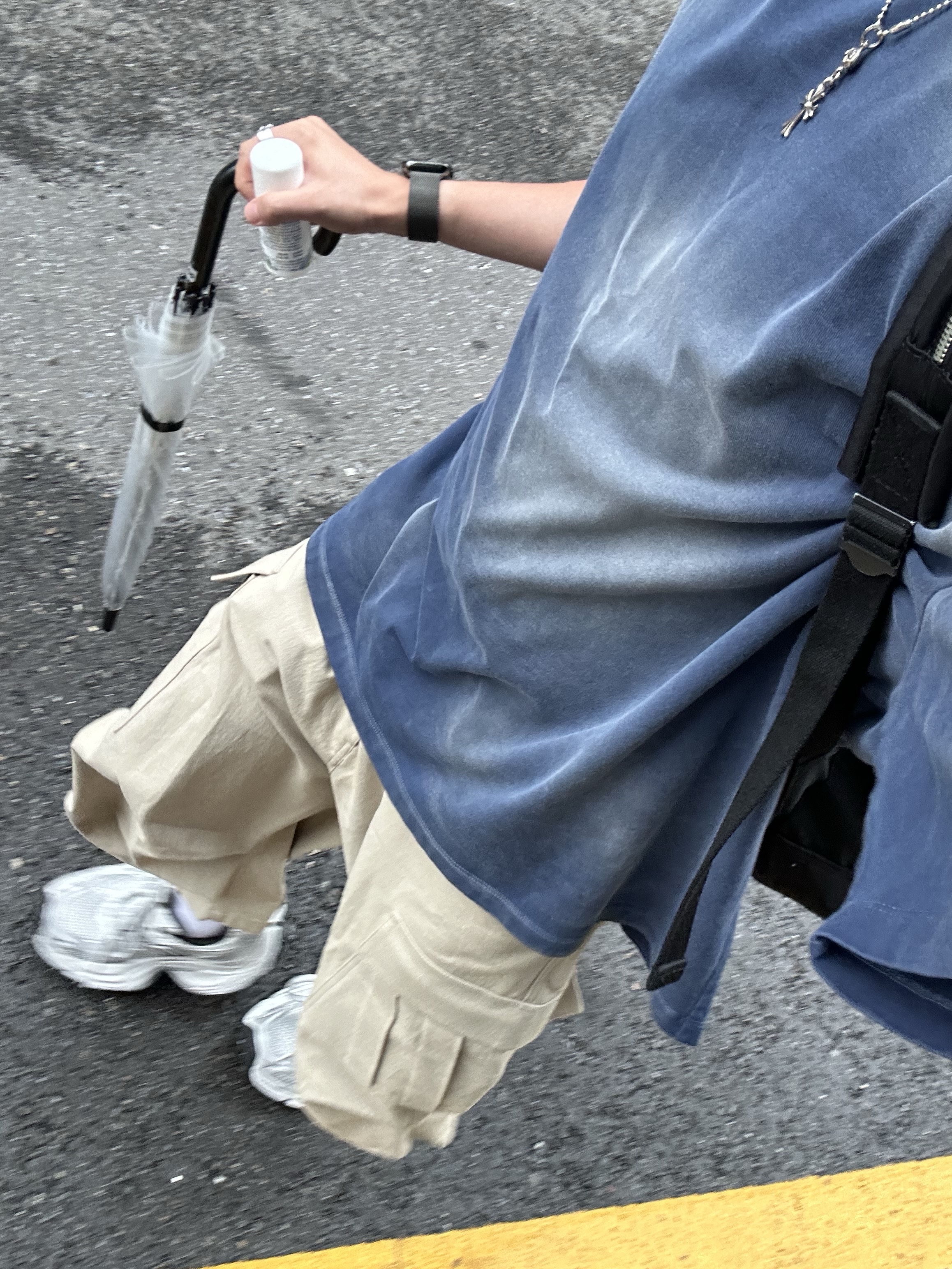 Nonnod Side Cargo Shorts Beige, Nonnod Back Detail T-shirt Washed Navy 착용 스타일