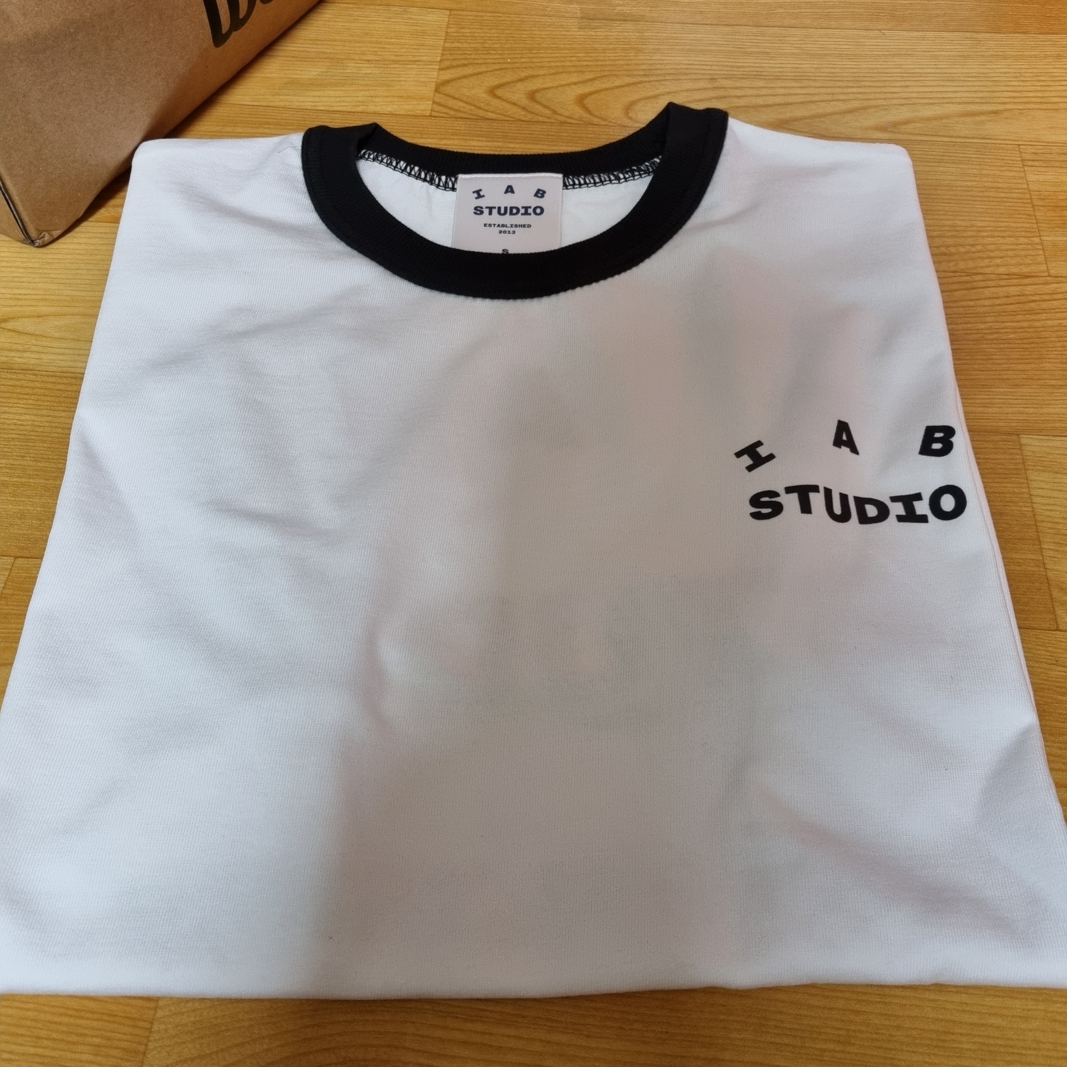 IAB Studio Established T-Shirt White Black 착용 스타일 - 1