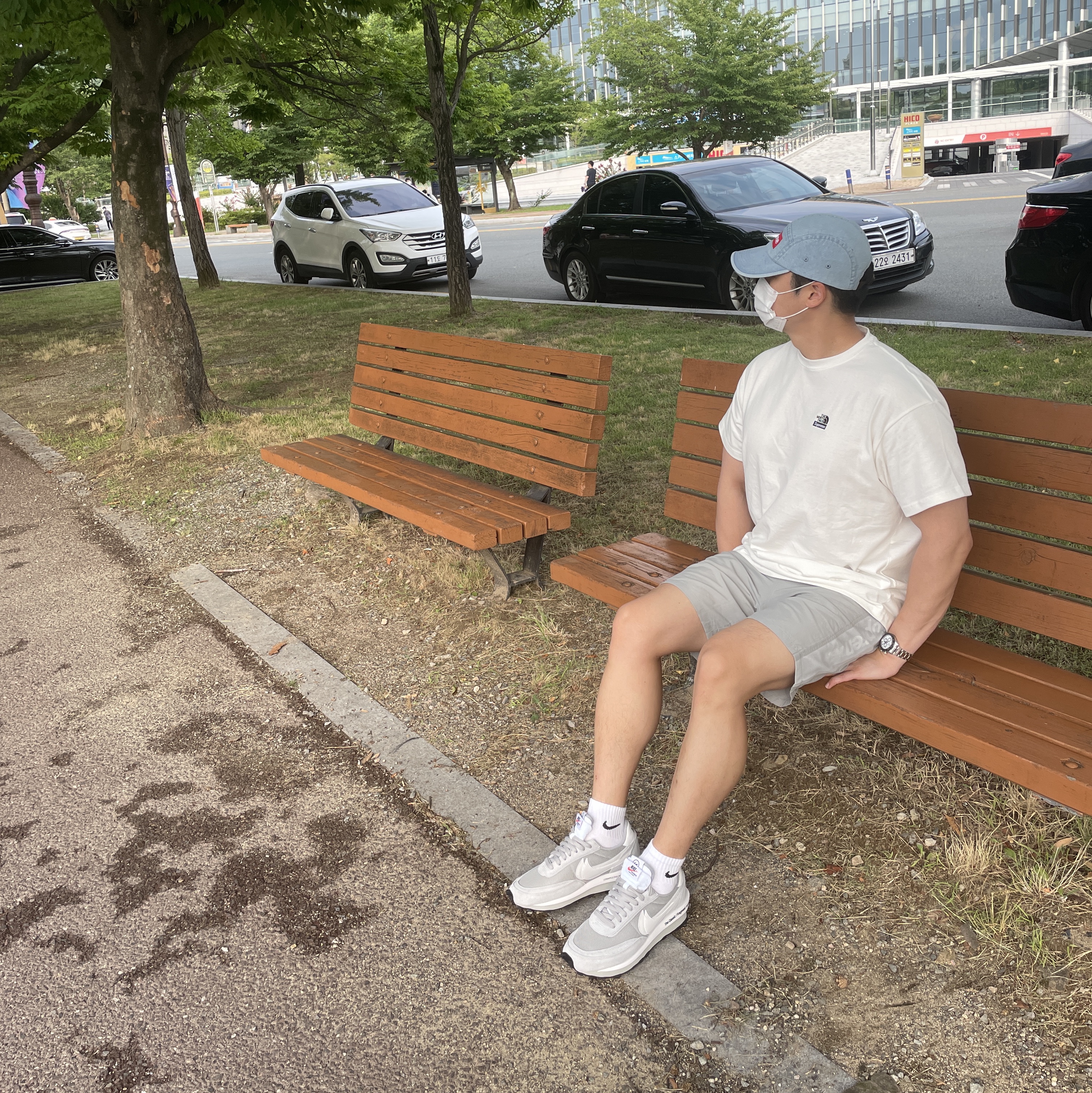 Supreme Washed Chino Twill Camp Cap Denim - 21FW, Supreme x The North Face Bandana T-Shirt White - 22SS 착용 스타일
