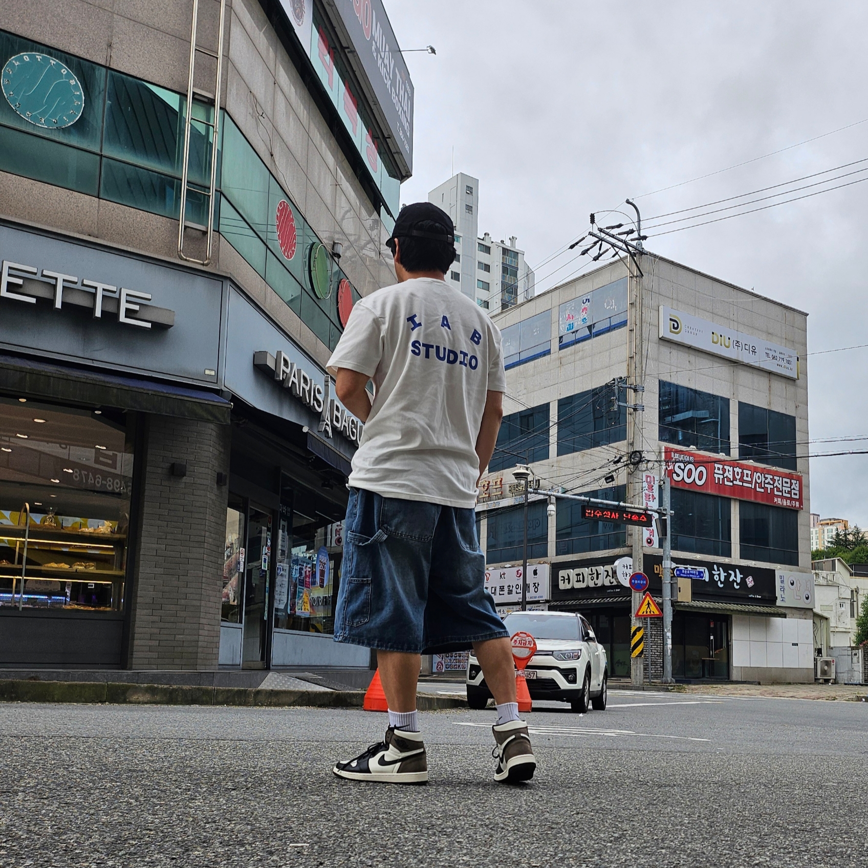 Jordan 1 Retro High OG Black Mocha, IAB Studio 10th Anniversary T-Shirt White 착용 스타일 - 1