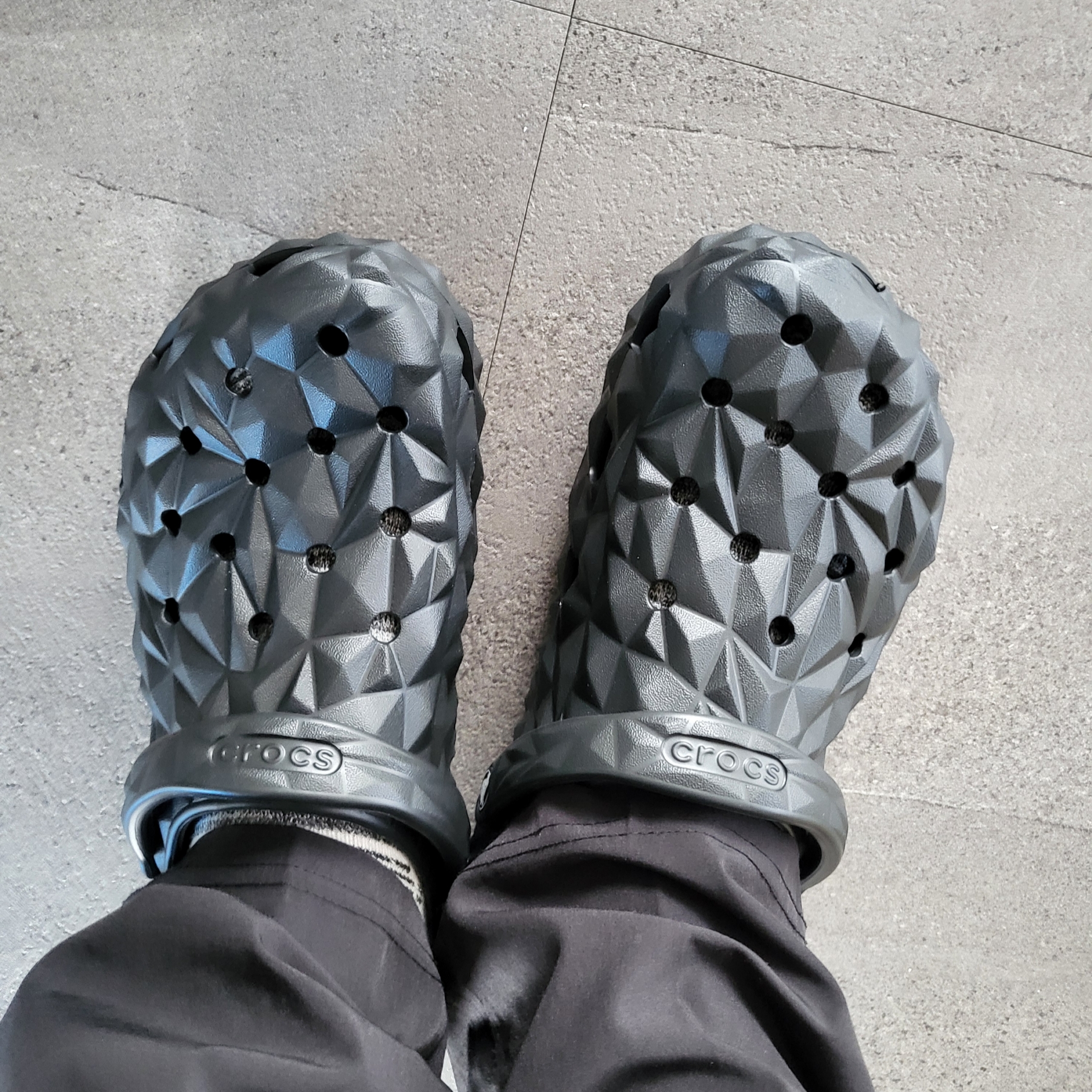 Crocs Classic Geometric Clog Black 착용 스타일