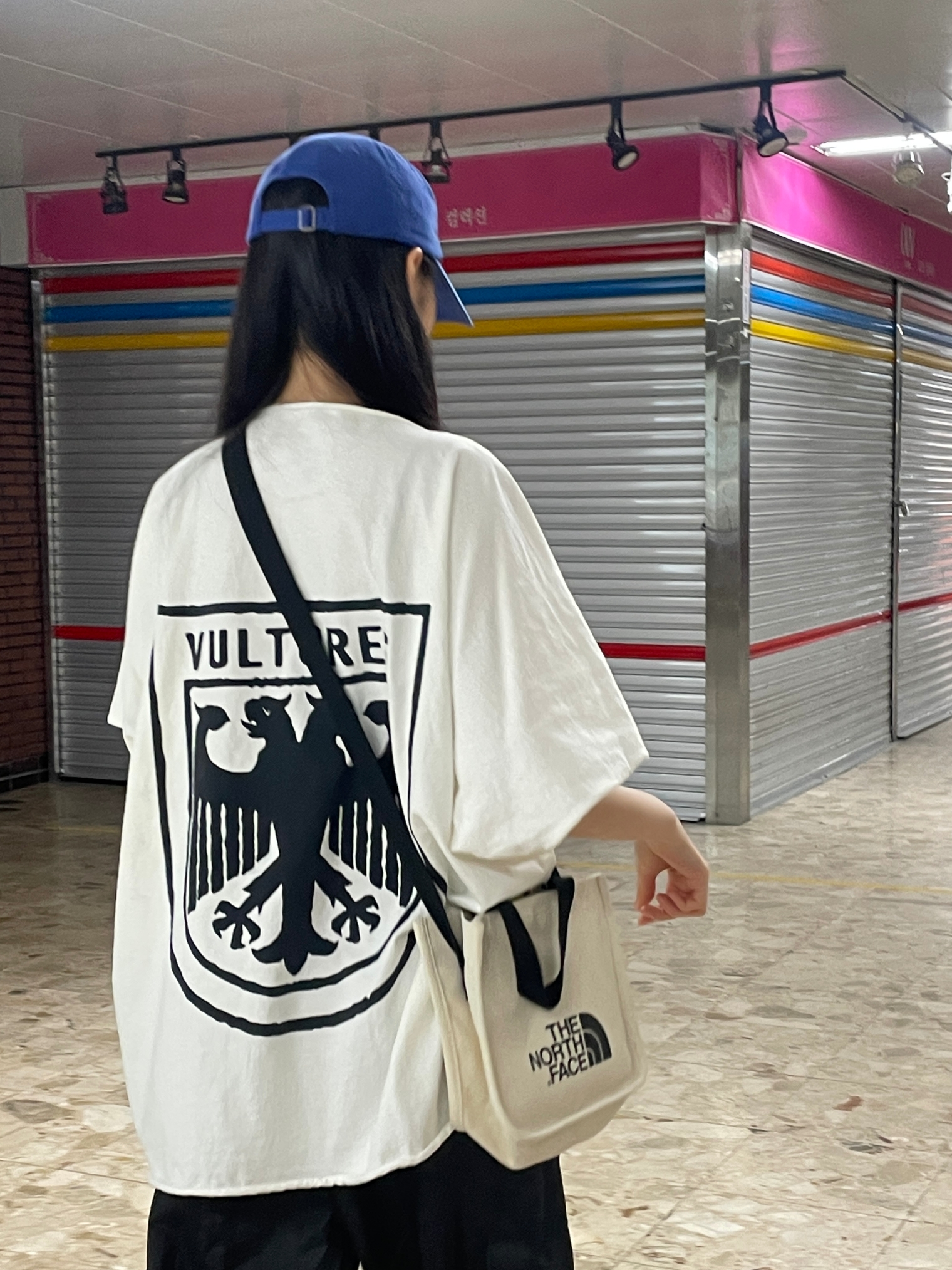 Yeezy Vultures Box T-Shirt White 착용 스타일 - 1