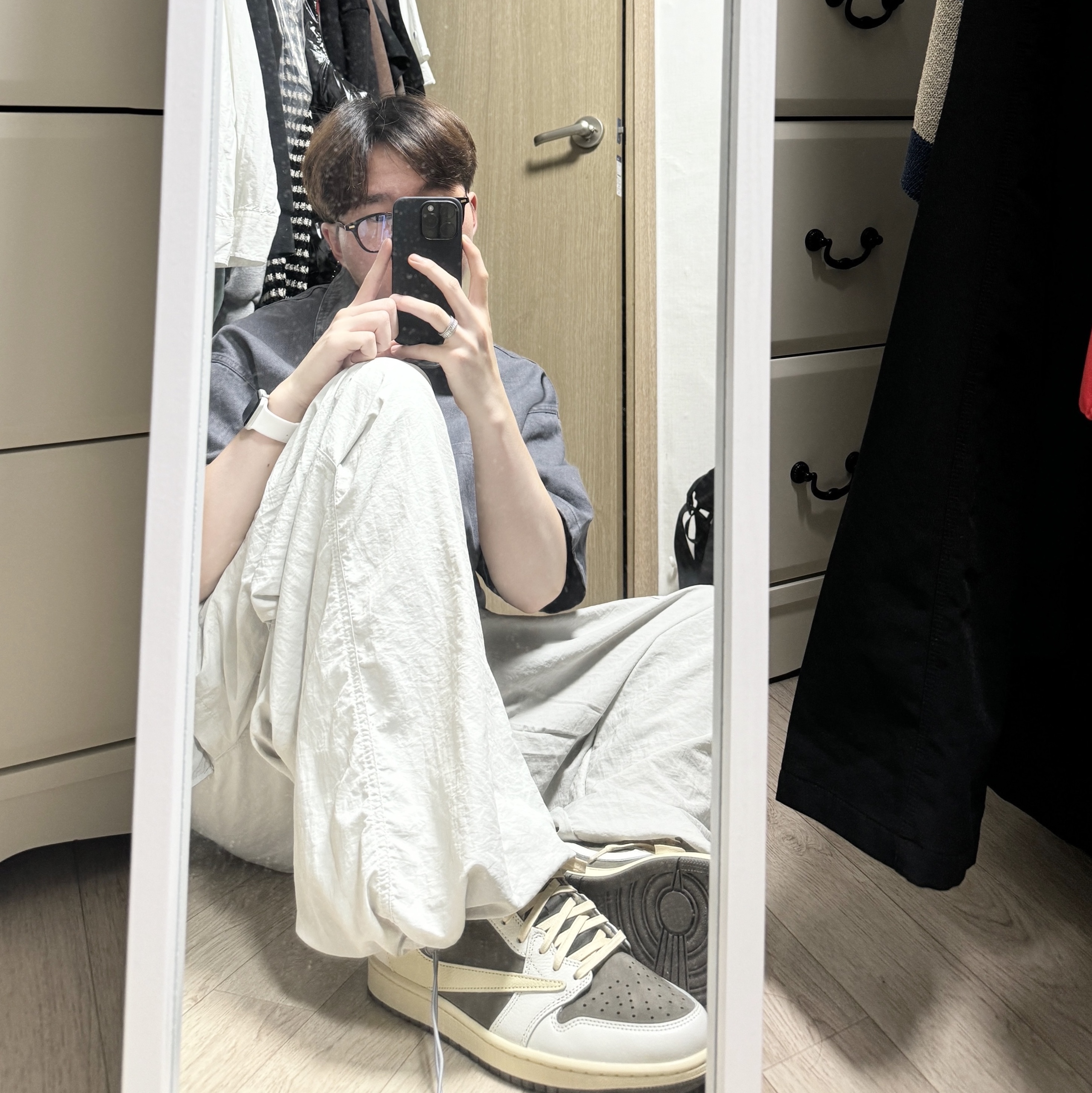 Jordan 1 x Travis Scott Retro Low OG SP Sail and Ridgerock 착용 스타일