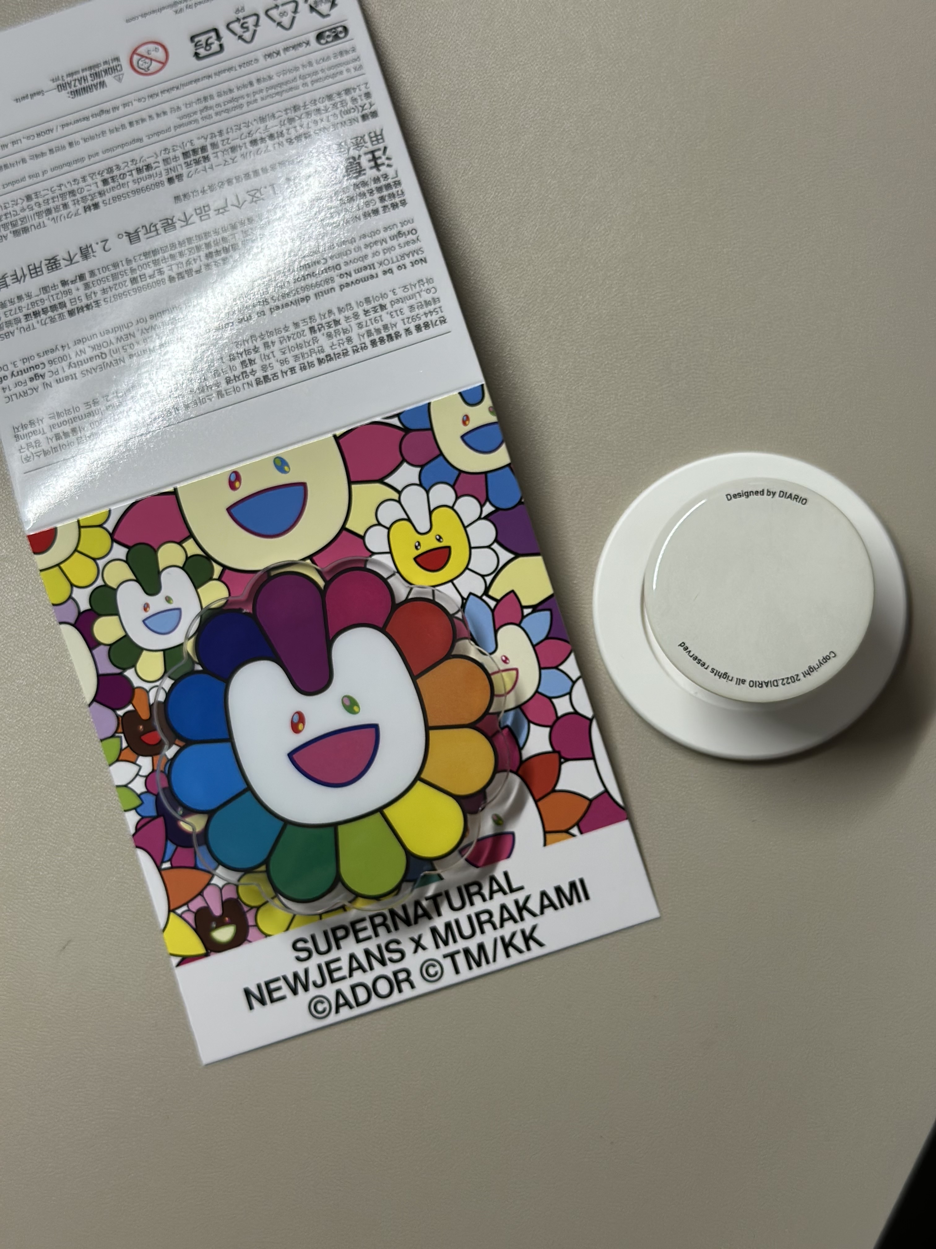 NewJeans x Murakami Acrylic Smarttok Flower 착용 스타일 - 1