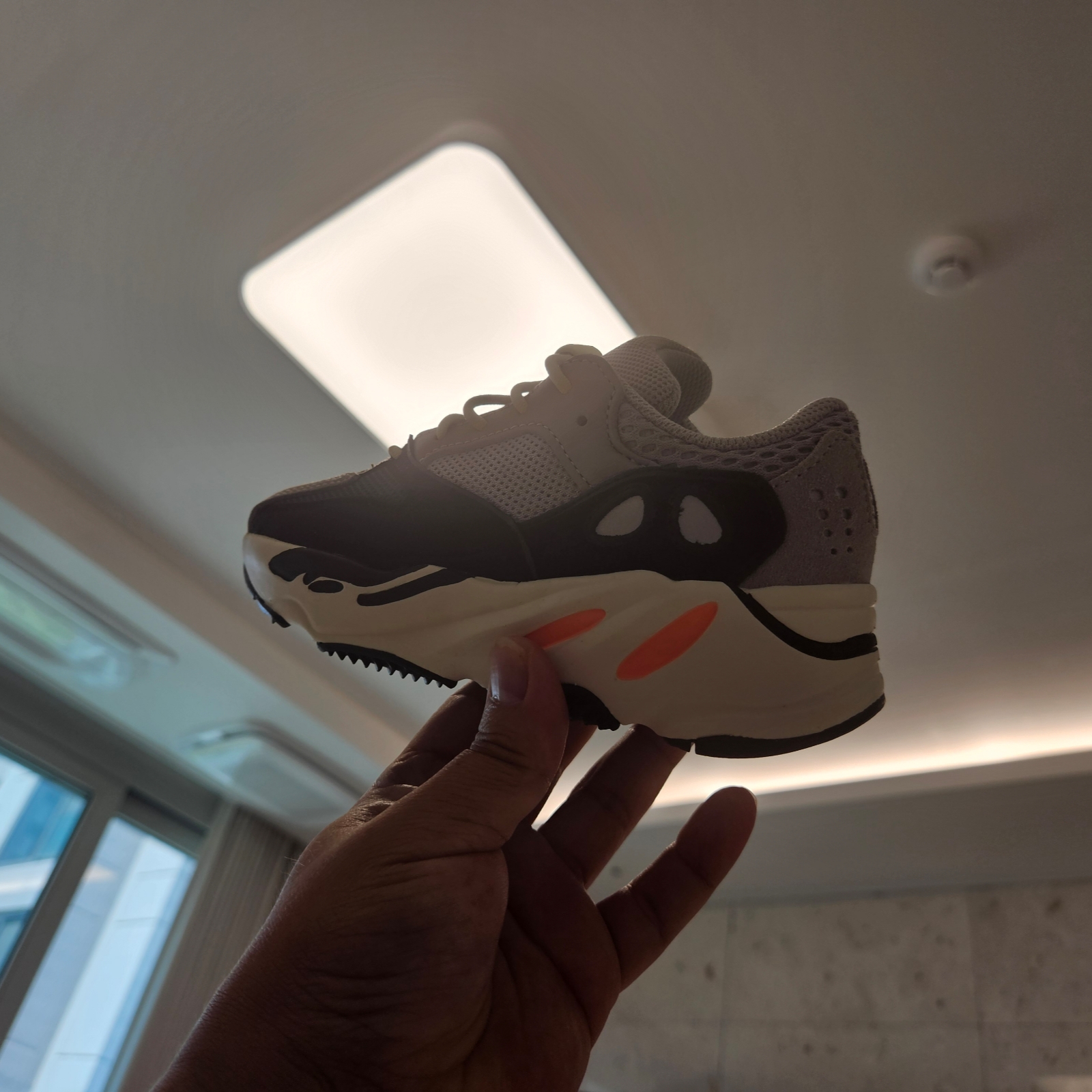 (Infant) Adidas Yeezy Boost 700 Wave Runner Solid Grey 착용 스타일