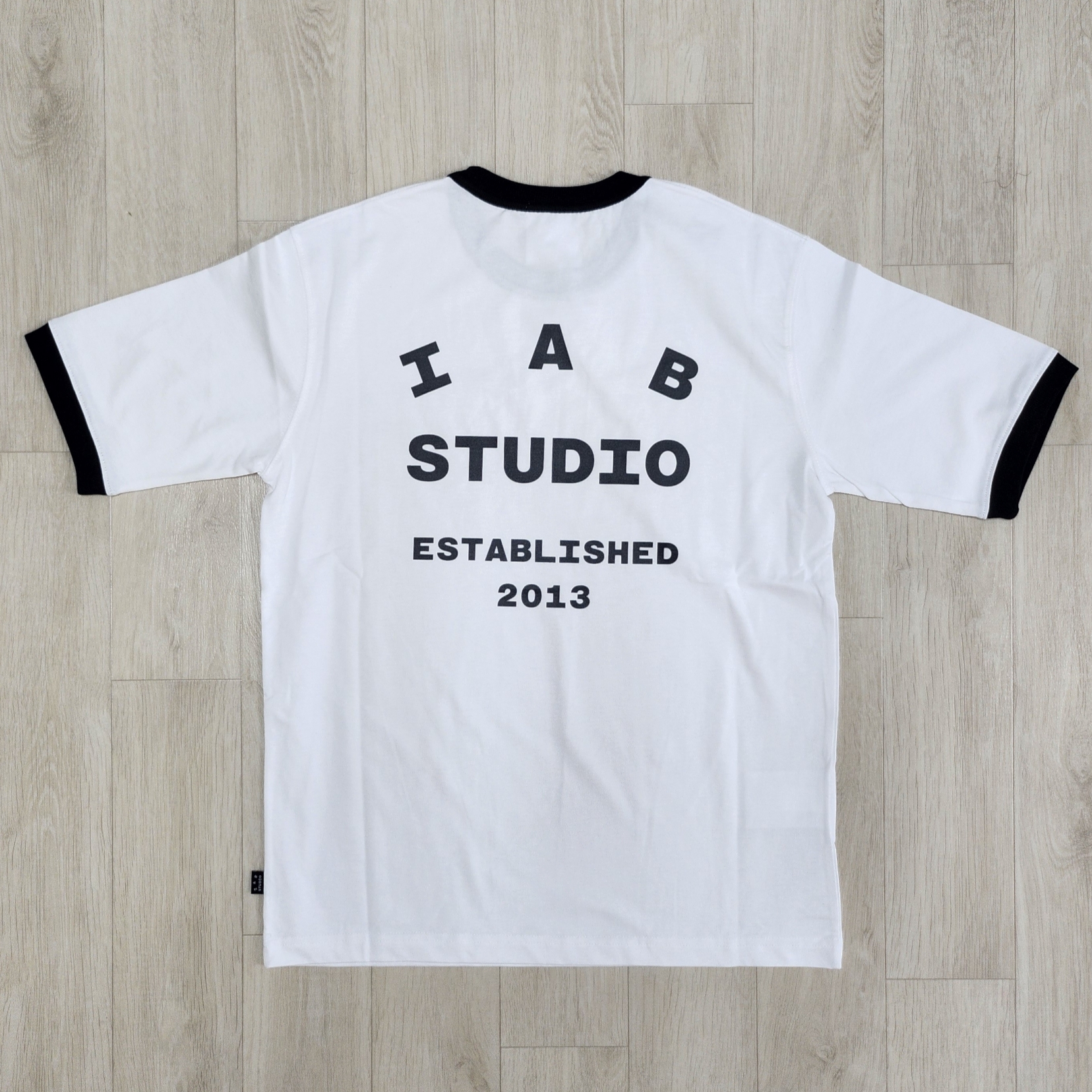 IAB Studio Established T-Shirt White Black 착용 스타일 - 2