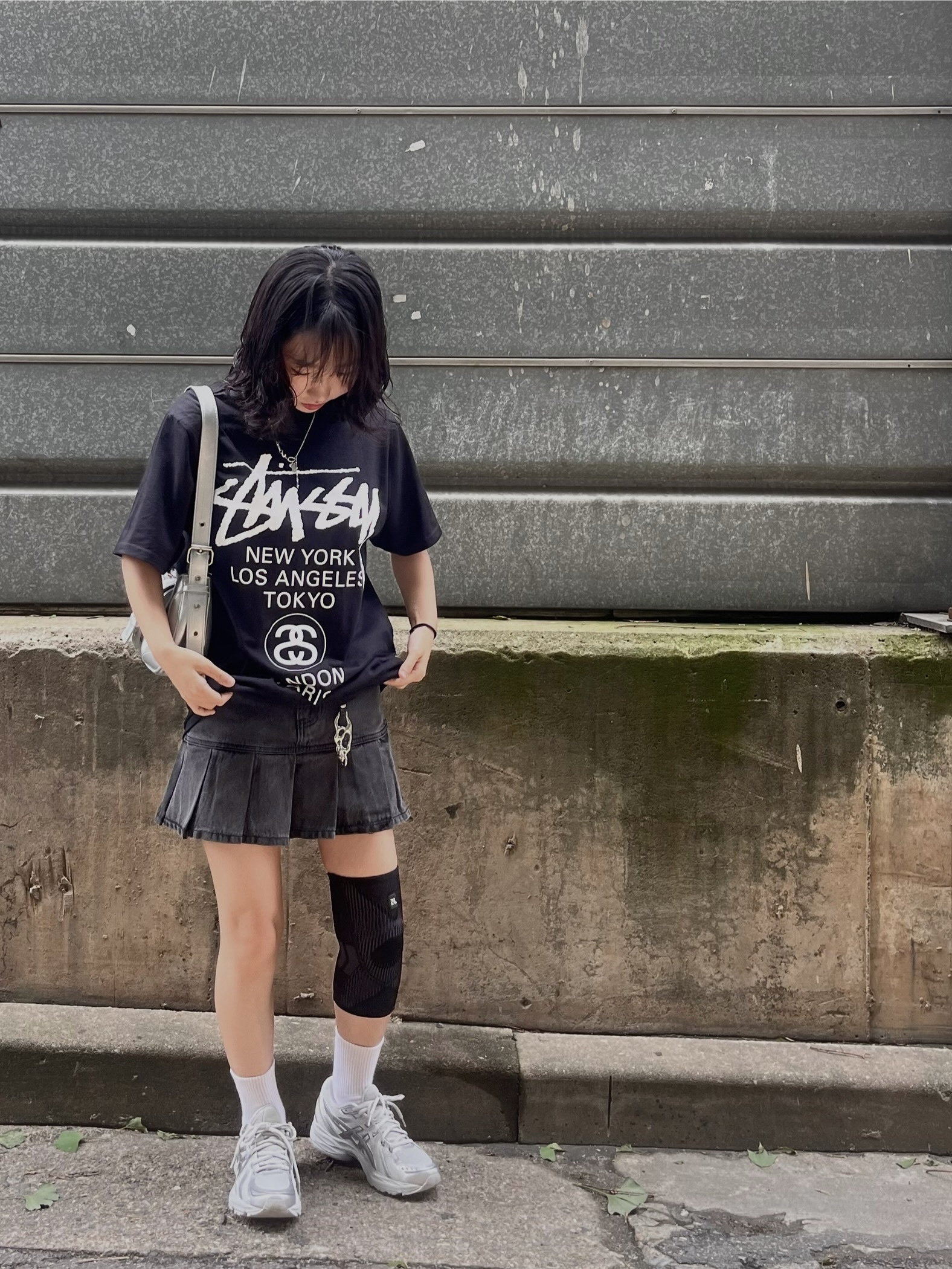 (W) Asics Gel-Flux 4 CN Gray Silver, Stussy World Tour T-Shirt Black 2023 착용 스타일 - 1