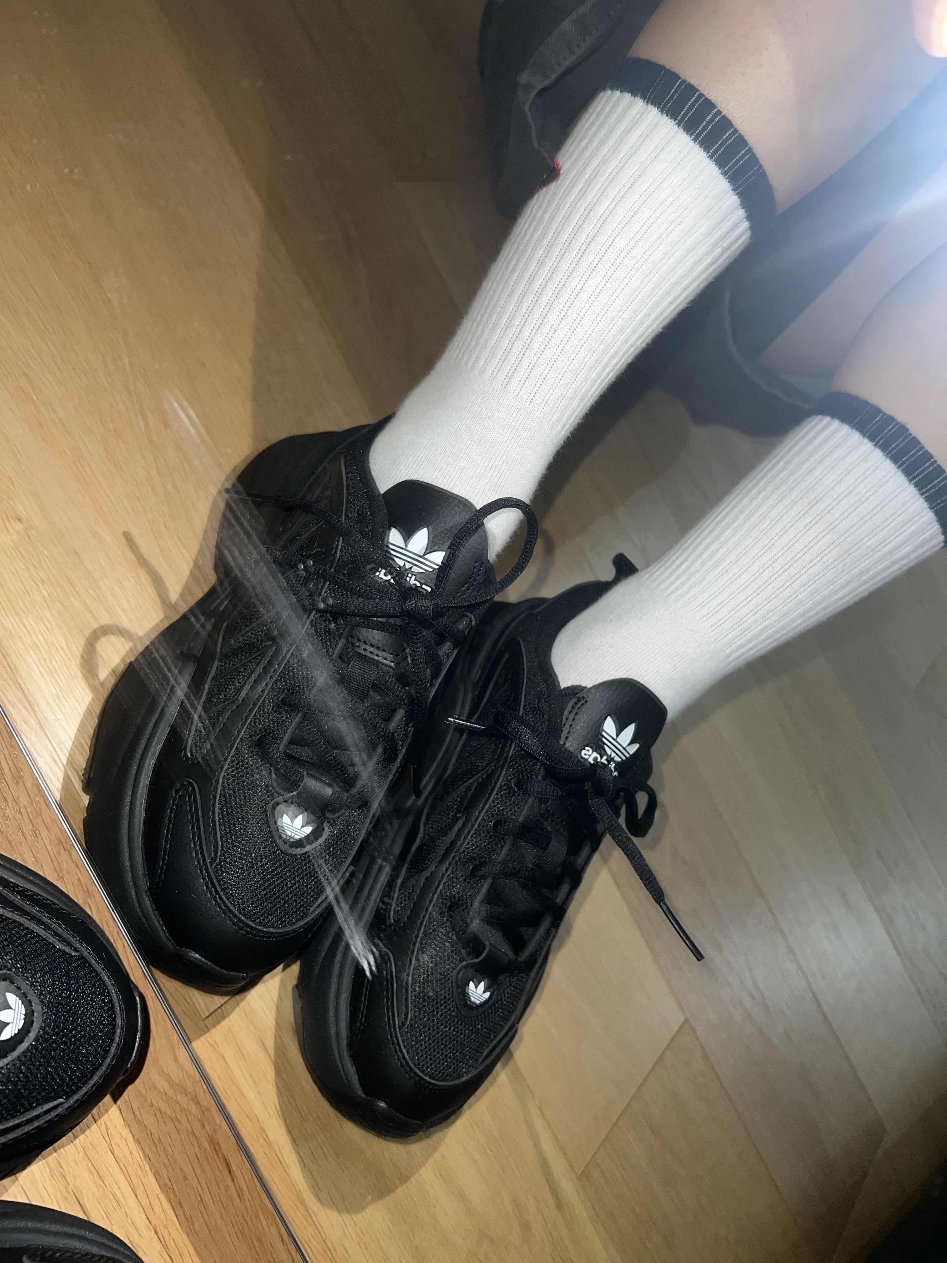(W) Adidas Ozgaia Core Black 착용 스타일 - 1