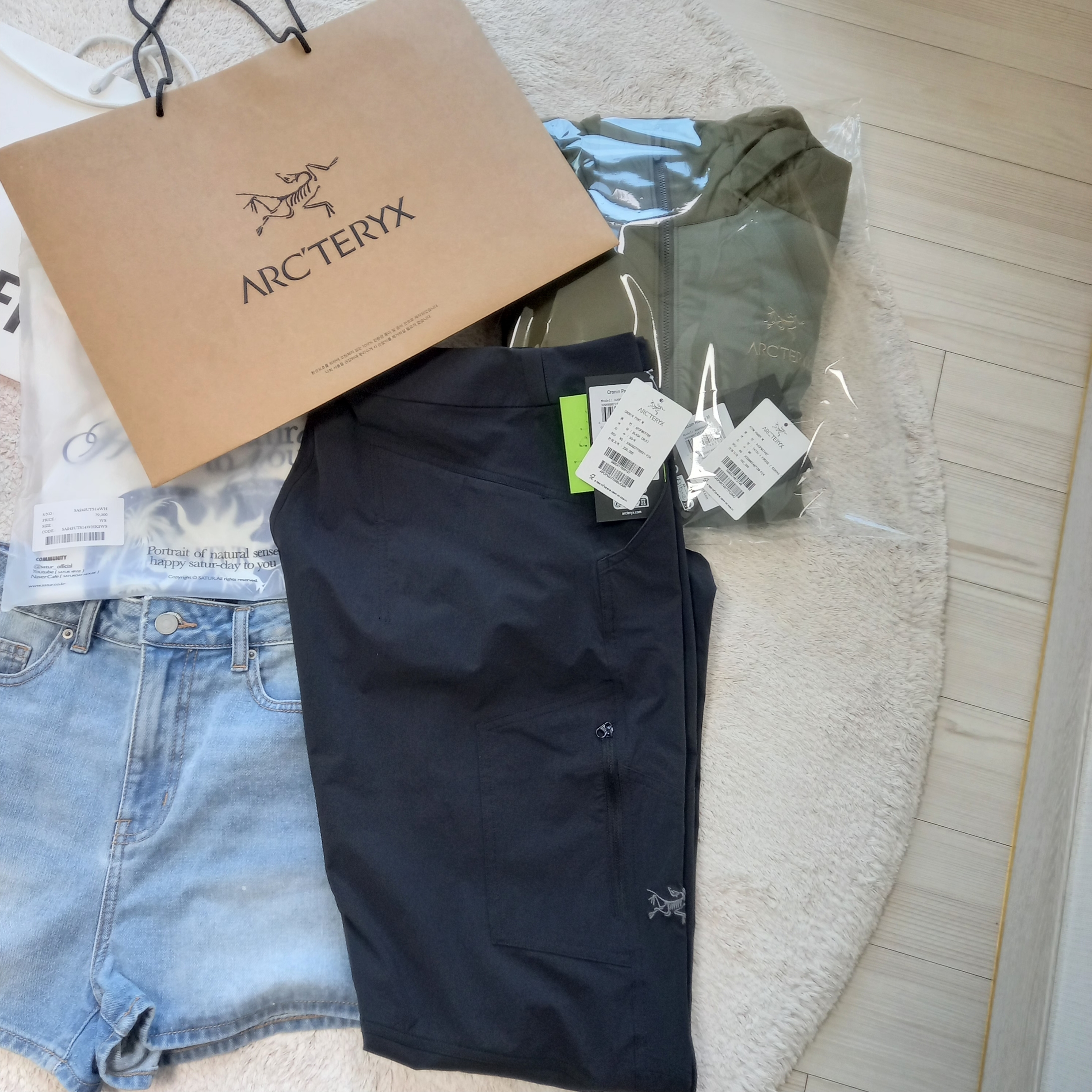 (W) Nike Zoom Vomero 5 Cobblestone and Flat Pewter, Arc'teryx Cronin Pants Black 착용 스타일 - 3