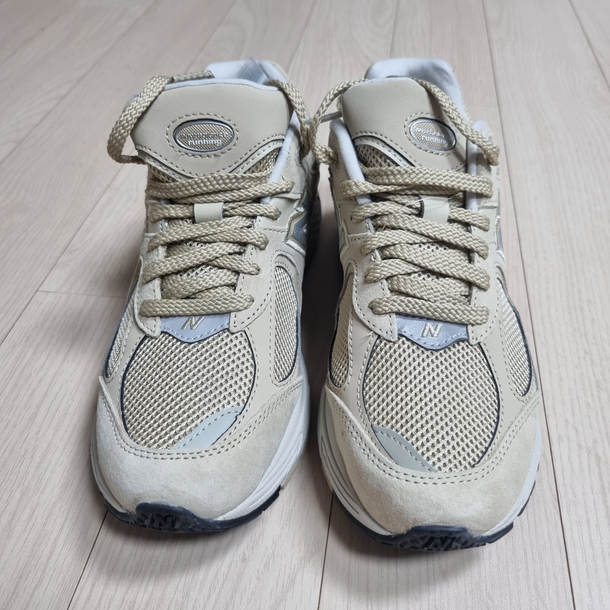 New Balance 2002R T2 Beige 착용 스타일 - 2