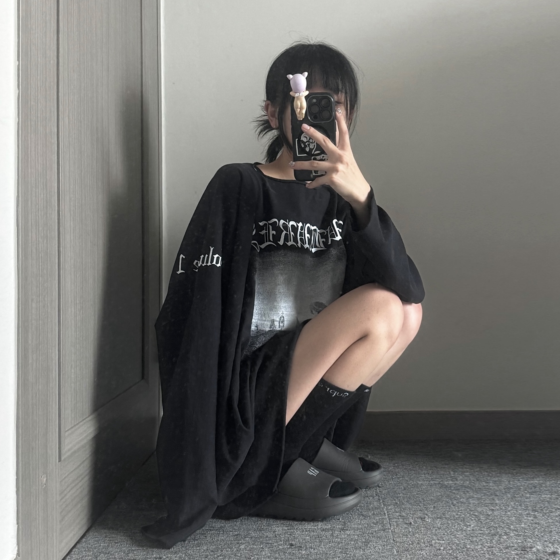 Yeezy Vultures Long T-Shirt Black, Supreme Hanes Crew Socks Black (4 Pack) 착용 스타일 - 6