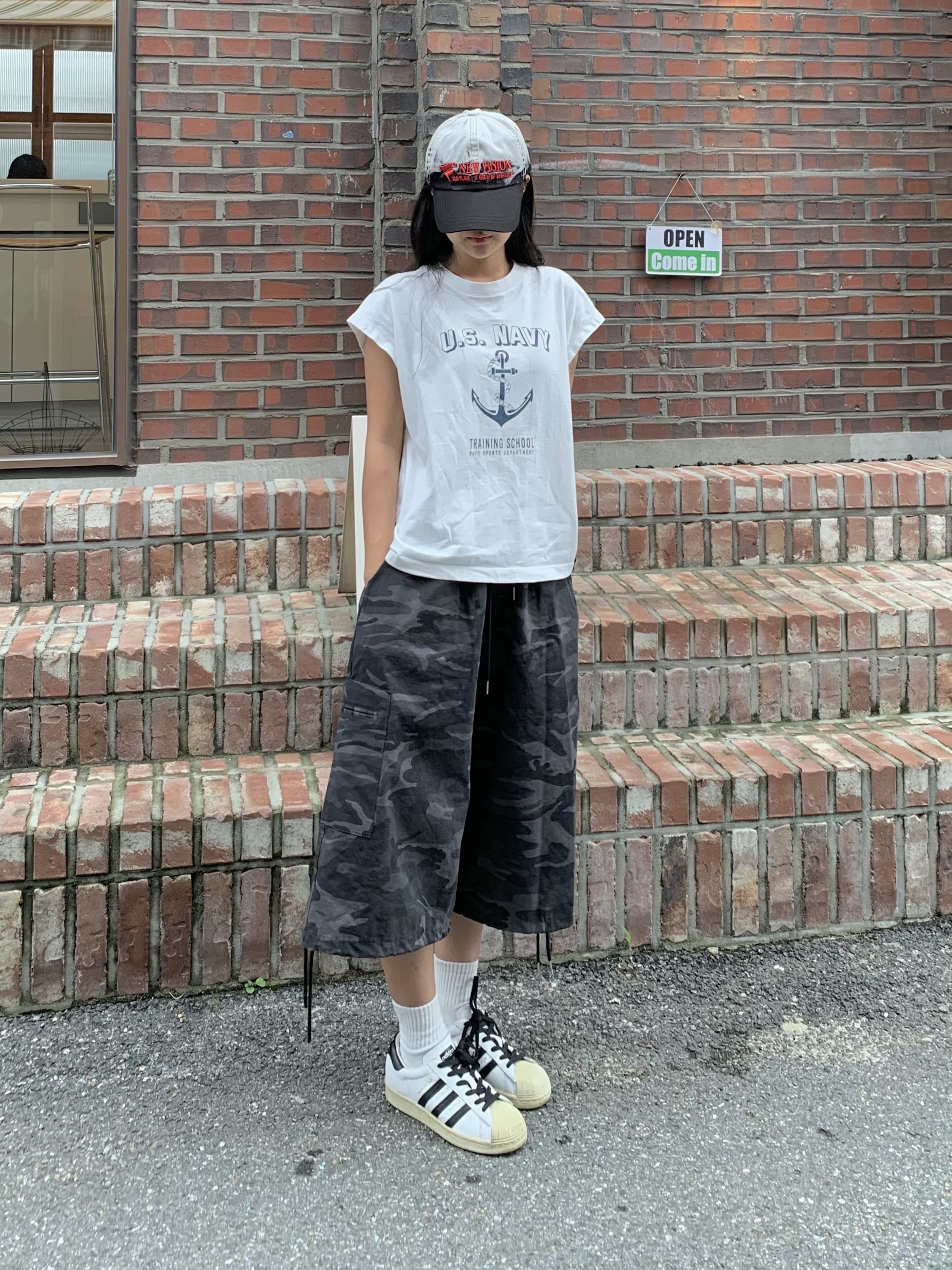 Adidas Superstar Premium White Black 착용 스타일 - 2
