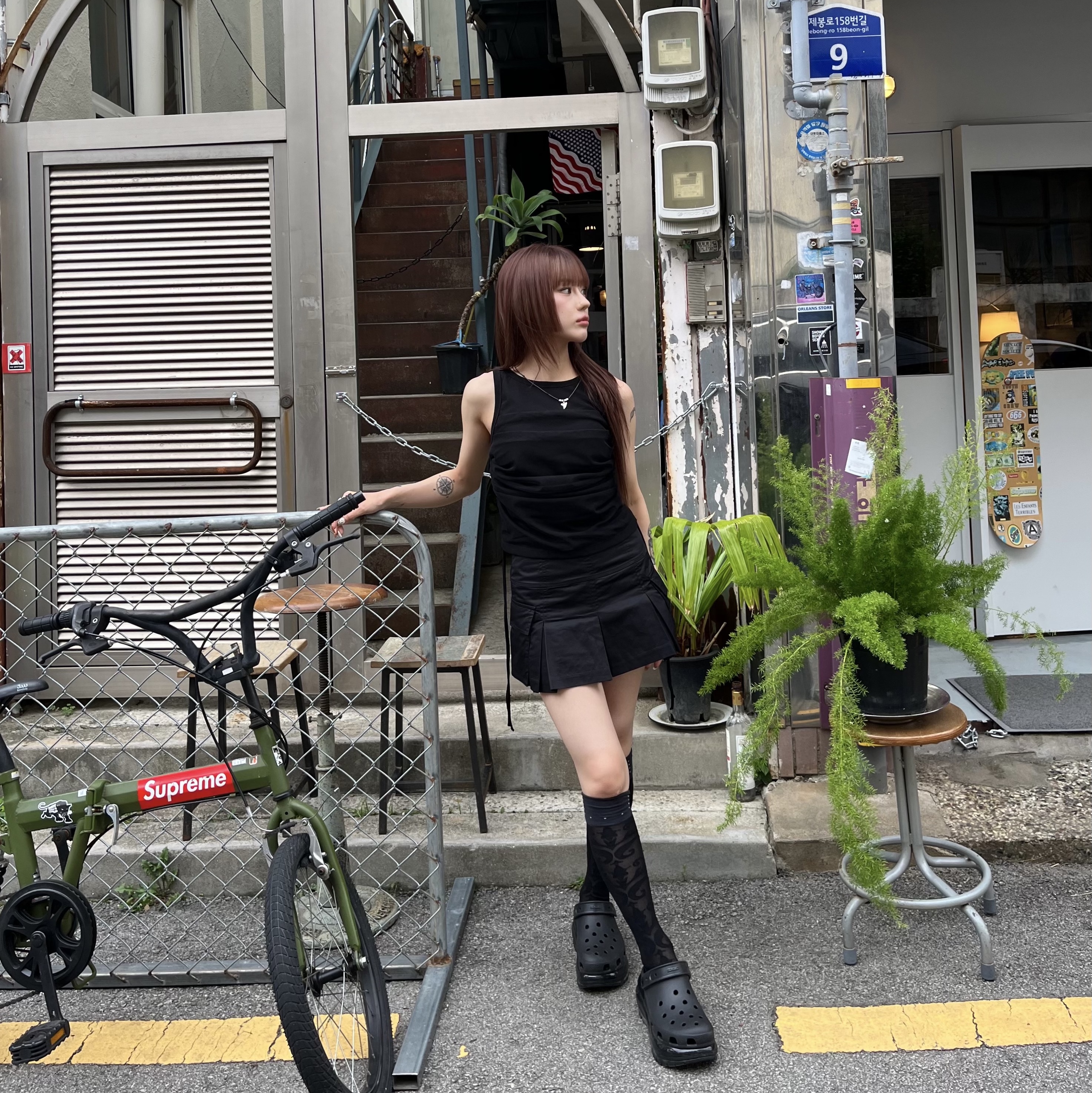 (W) Crocs Classic Mega Crush Clog Black 착용 스타일 - 3