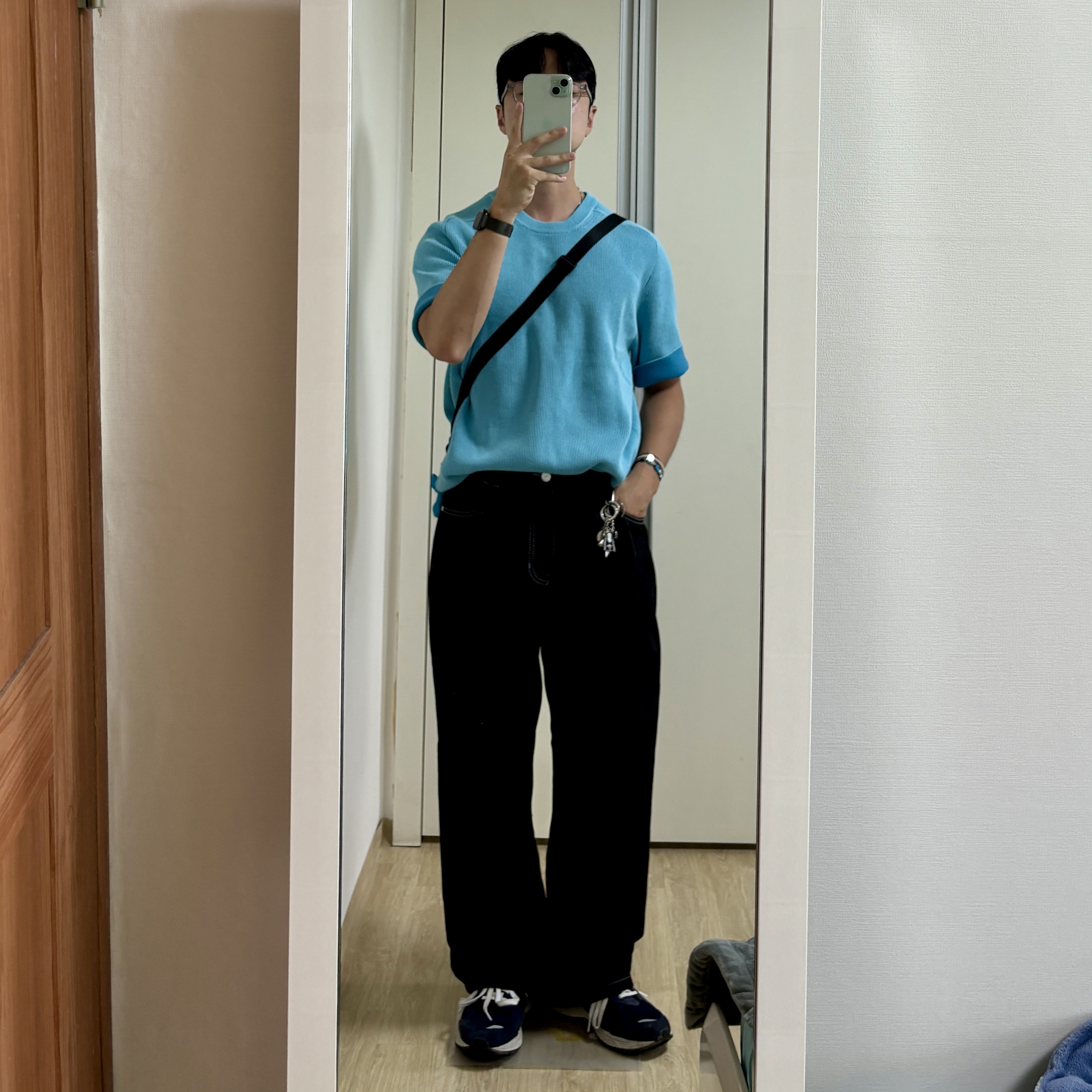 New Balance 2002R Navy 착용 스타일 - 1